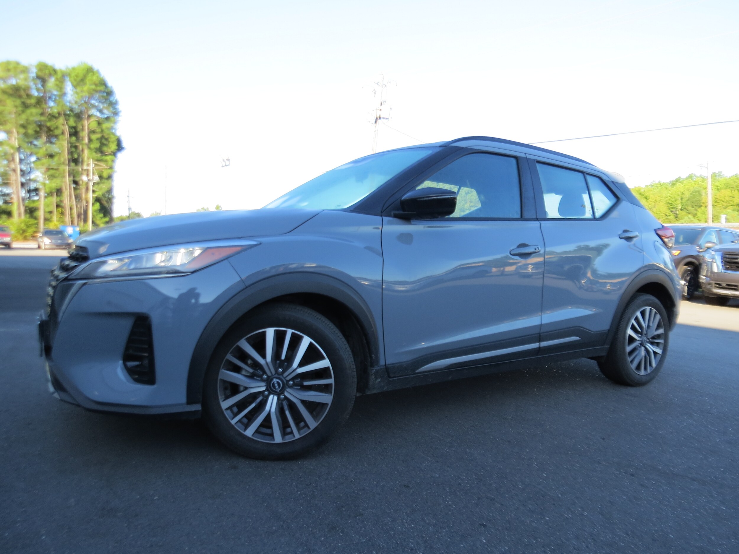 2024 Nissan Kicks SR photo 2