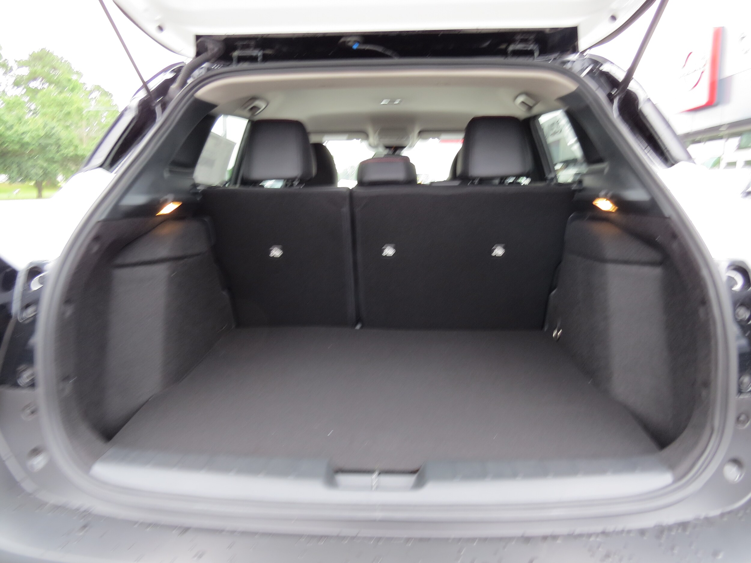 2025 Nissan Kicks SR - 11