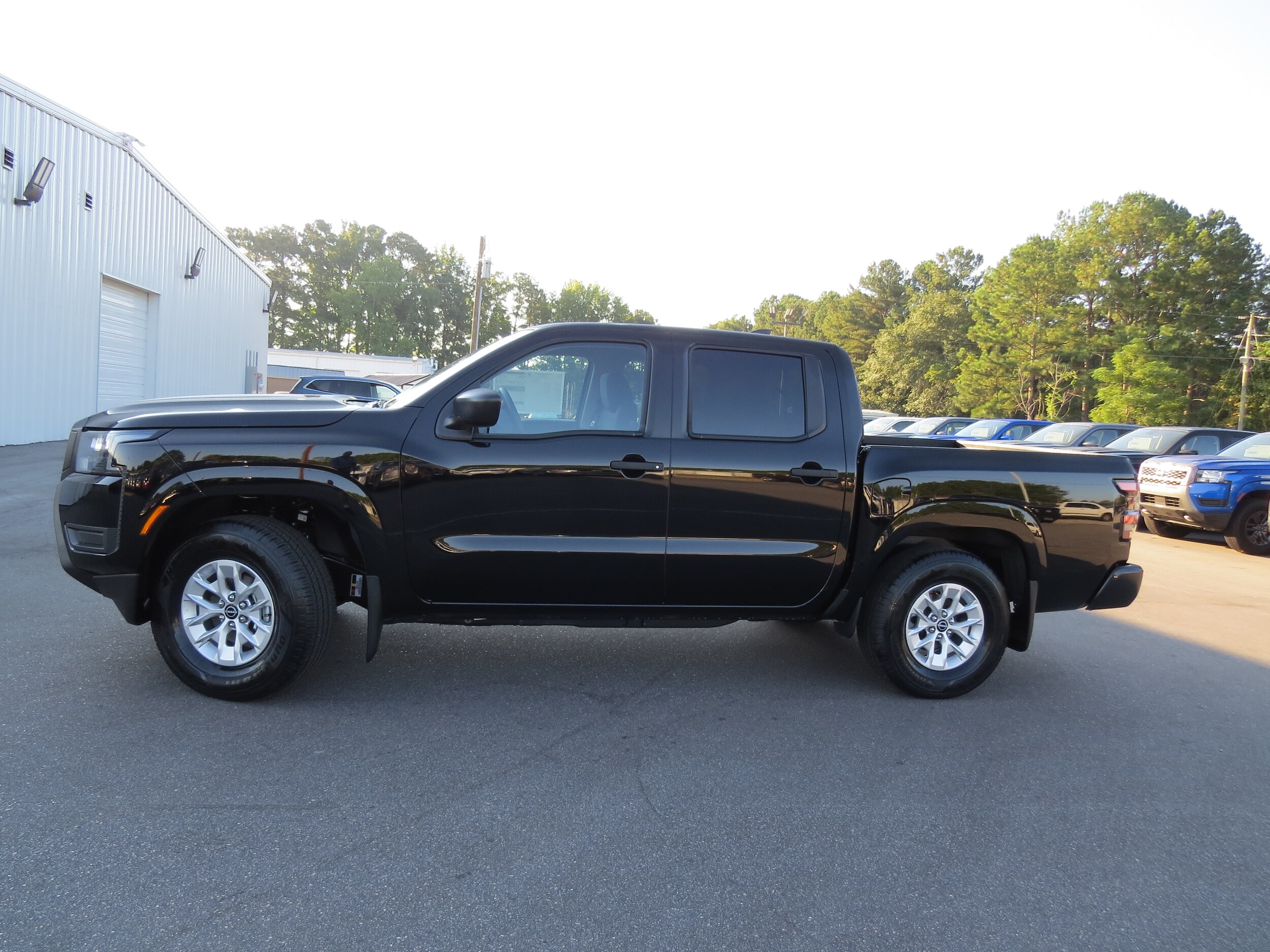 2026 Nissan Frontier Crew Cab S photo 3