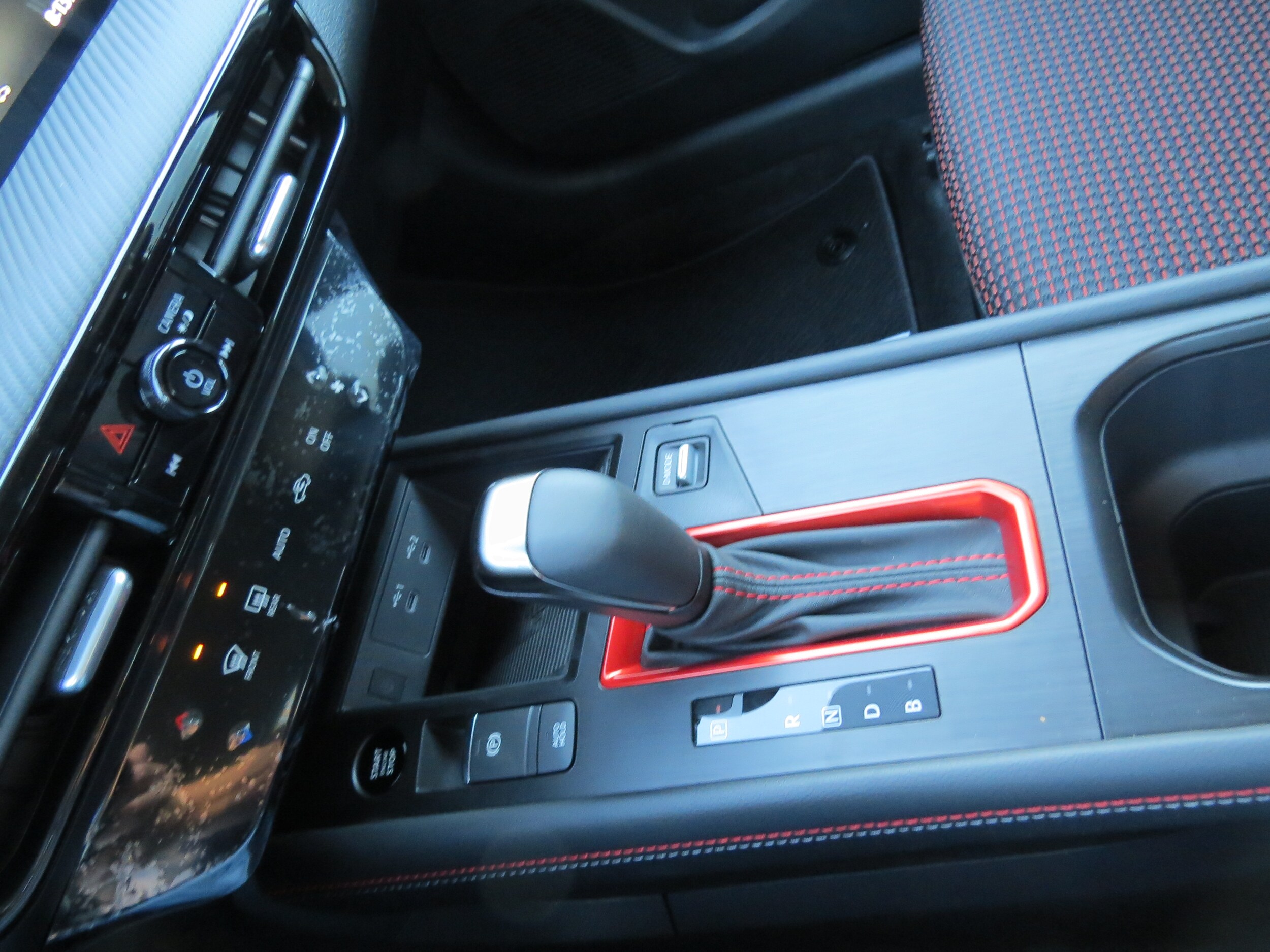 2026 Nissan Kicks SR Aspen White Tricoat/Super Black at Griffin Nissan