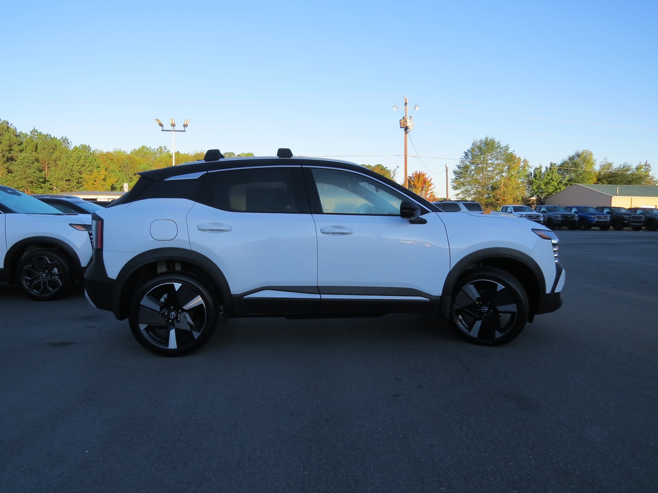 2026 Nissan Kicks SR Aspen White Tricoat/Super Black at Griffin Nissan