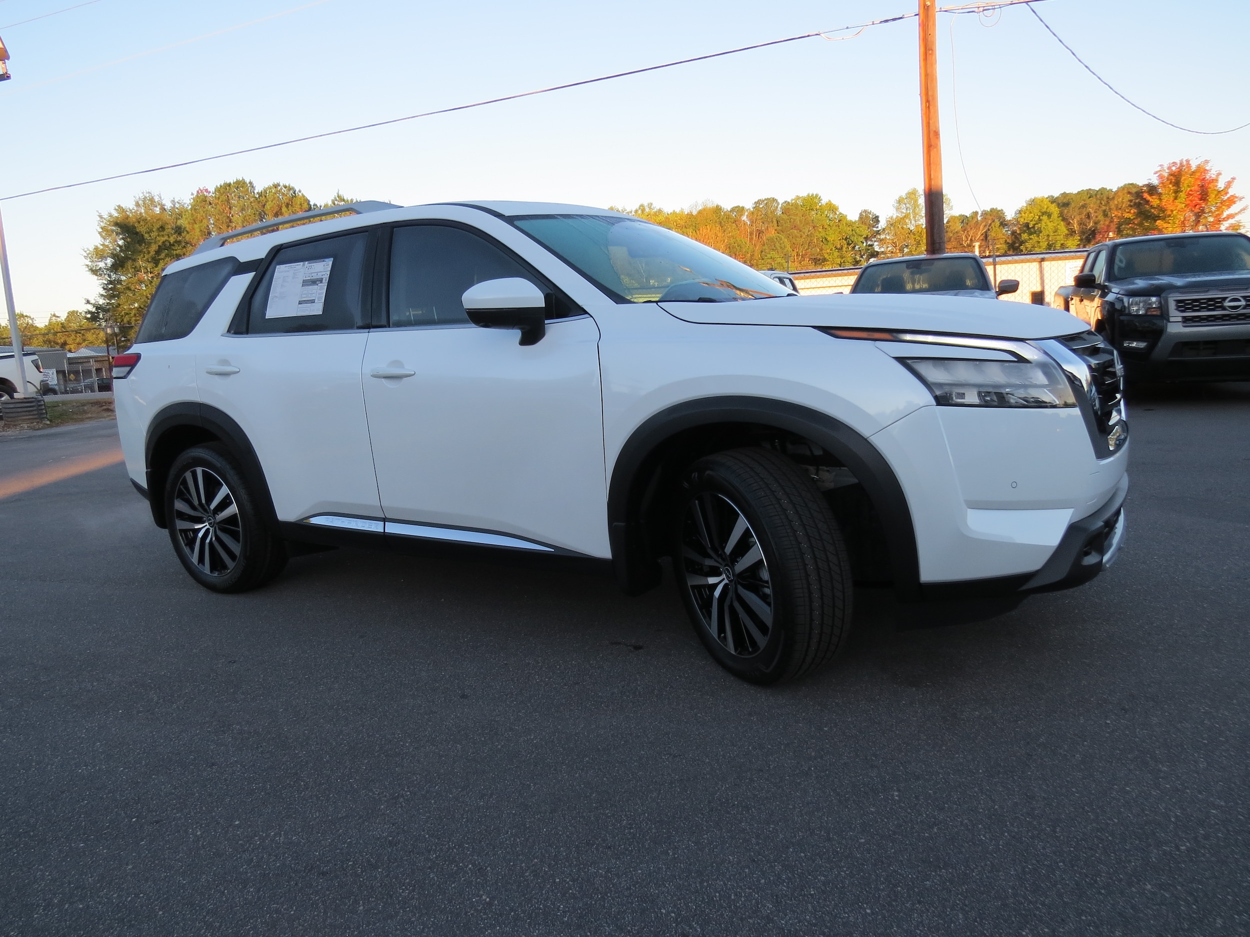2025 Nissan Pathfinder Platinum Everest White Pearl Tricoat at Griffin Nissan