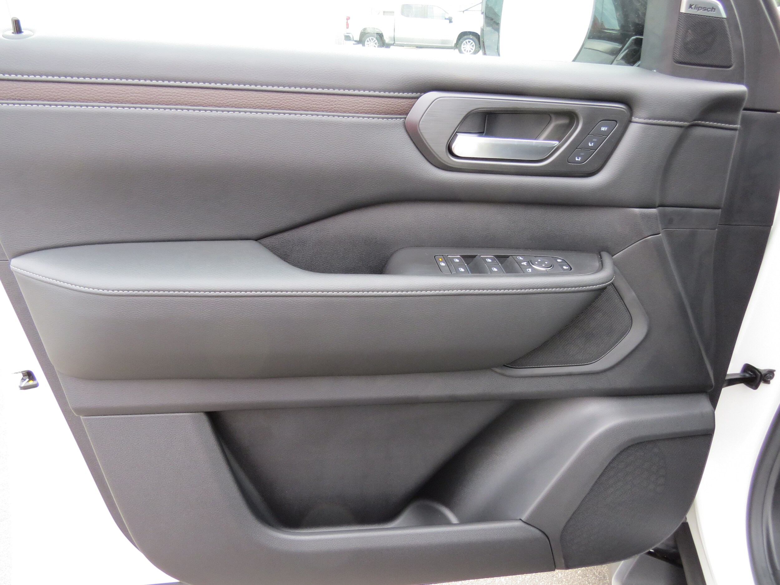 2025 Nissan Armada SL Aspen White Tricoat at Griffin Nissan