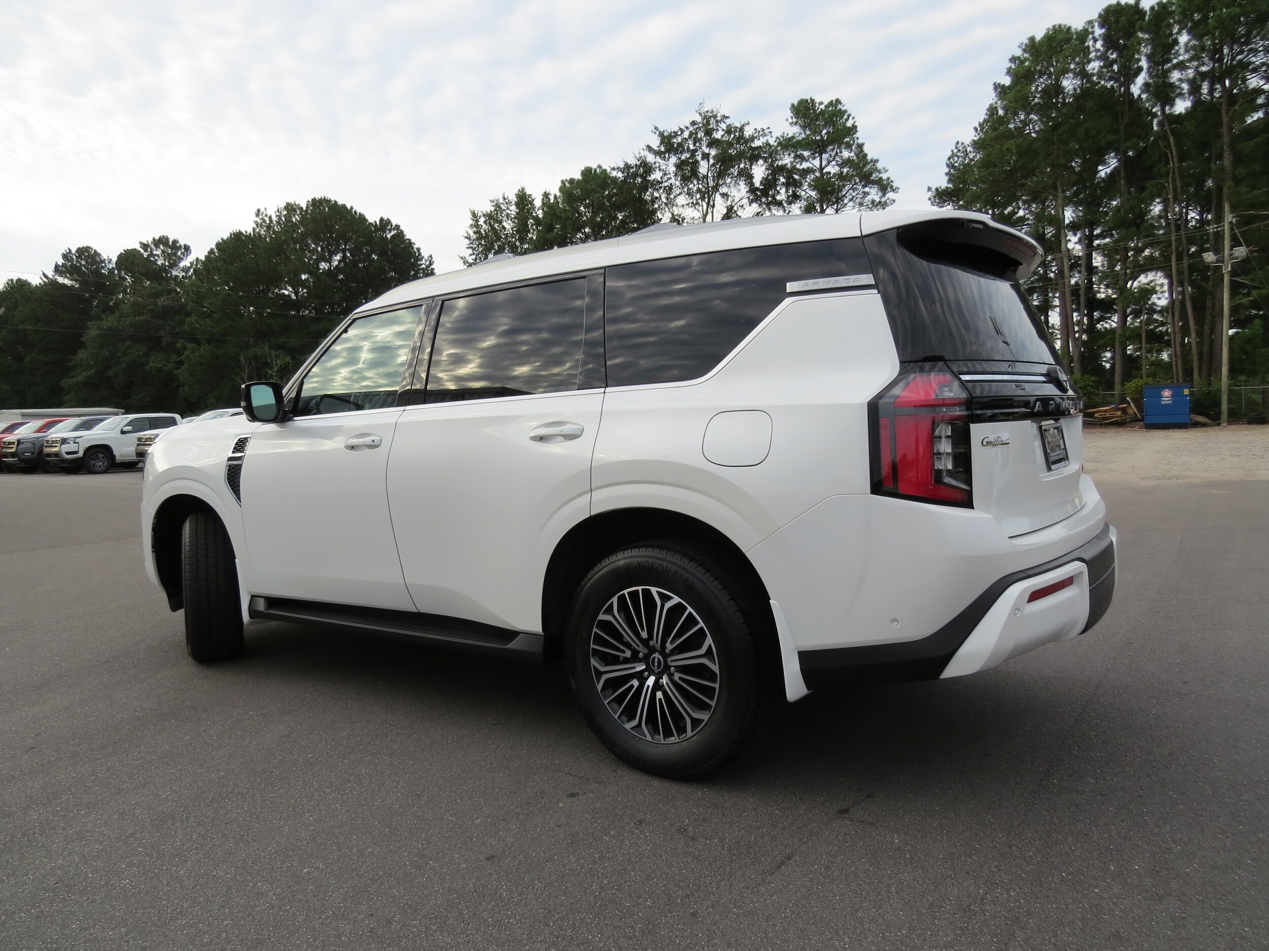 2025 Nissan Armada SL photo 3