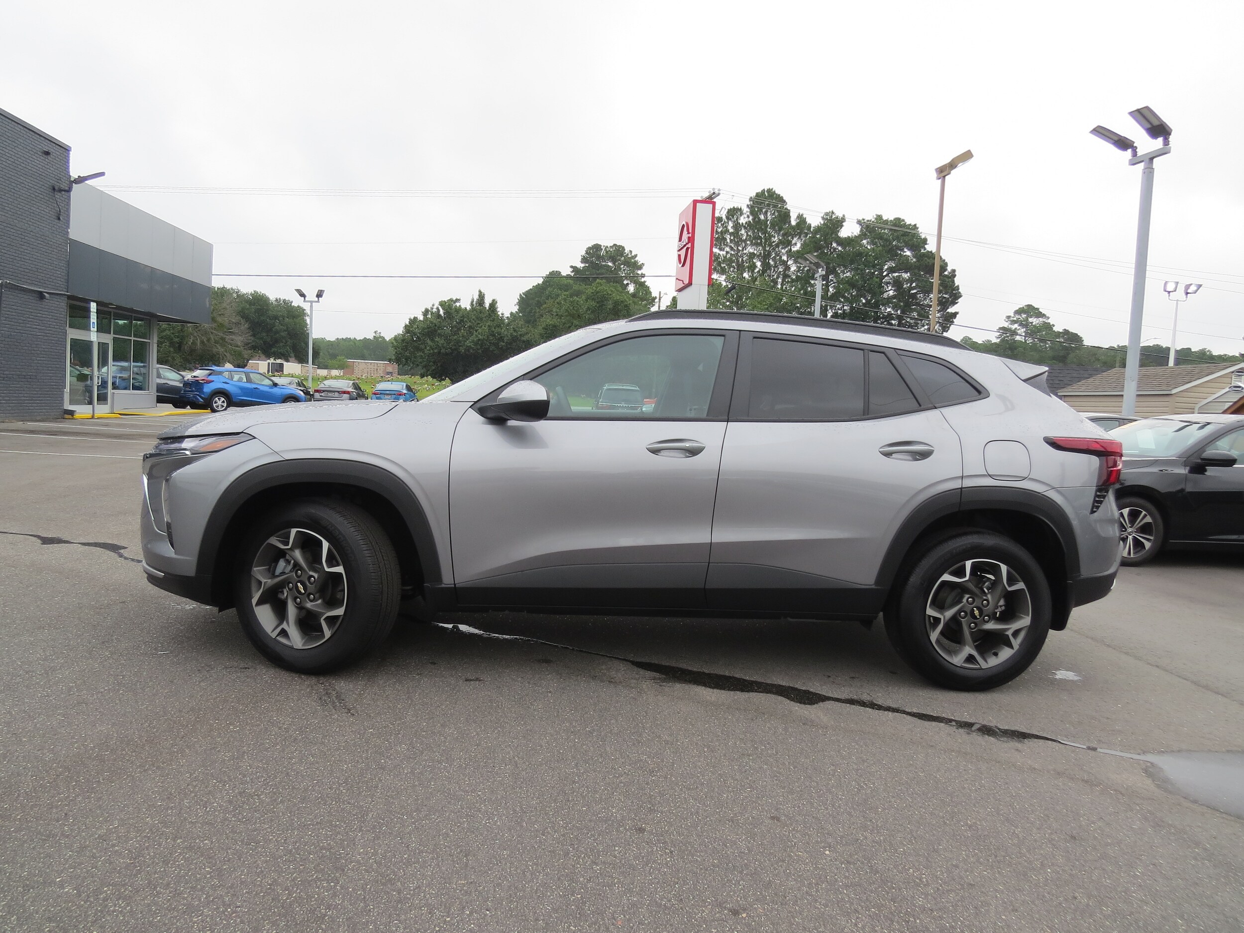 2025 Chevrolet Trax LT photo 2