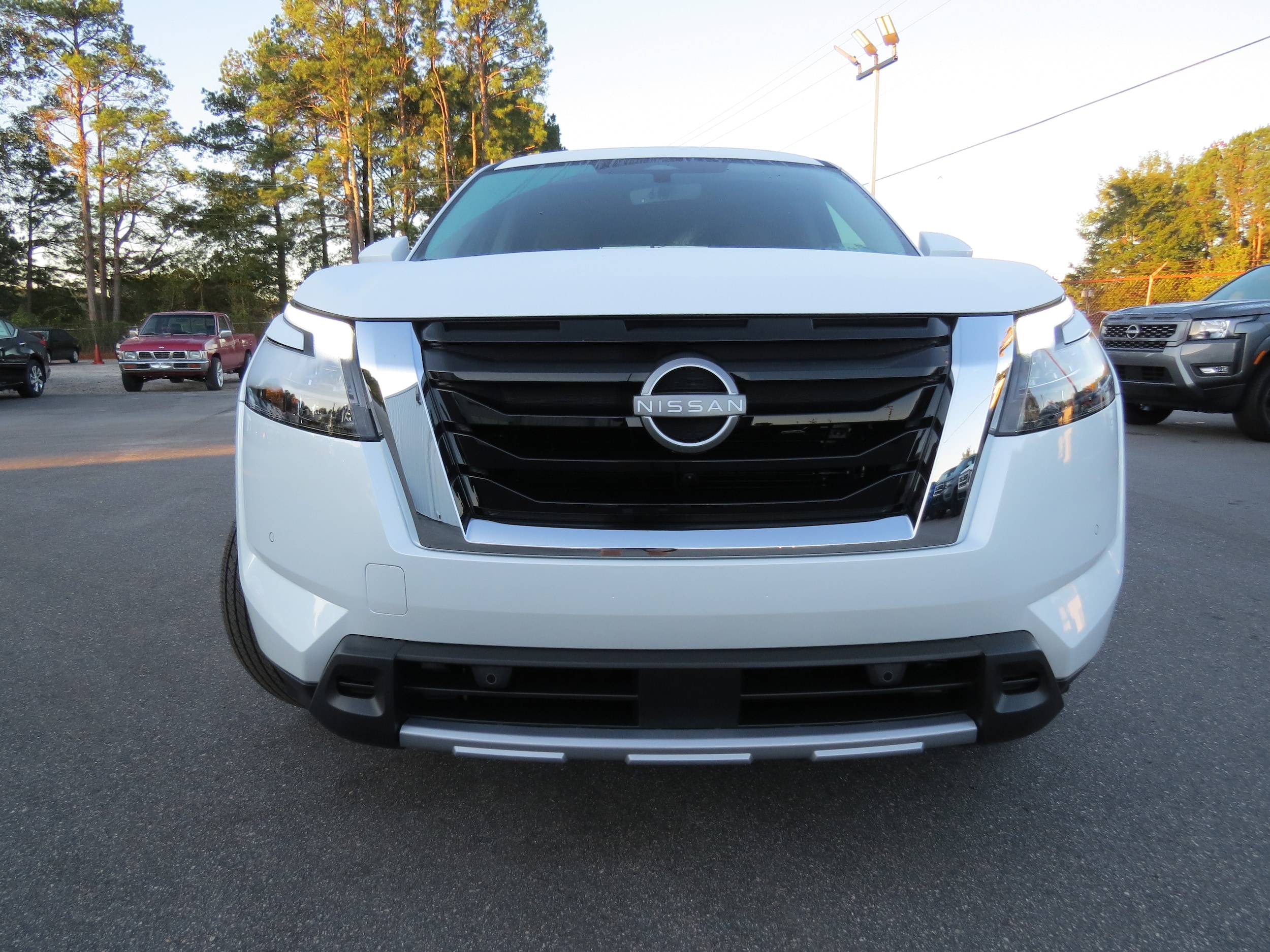 2025 Nissan Pathfinder Platinum Everest White Pearl Tricoat at Griffin Nissan