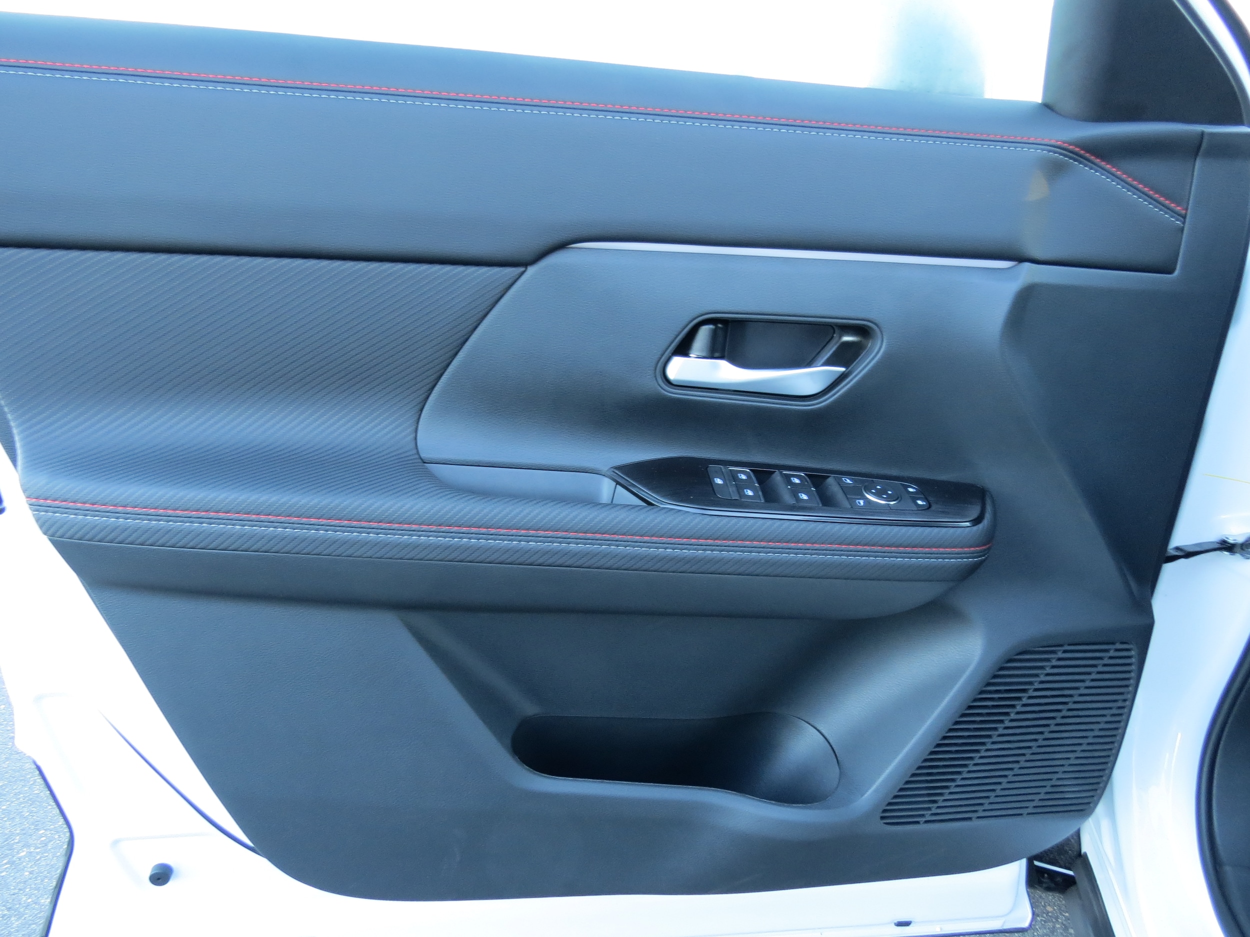 2026 Nissan Kicks SR Aspen White Tricoat/Super Black at Griffin Nissan