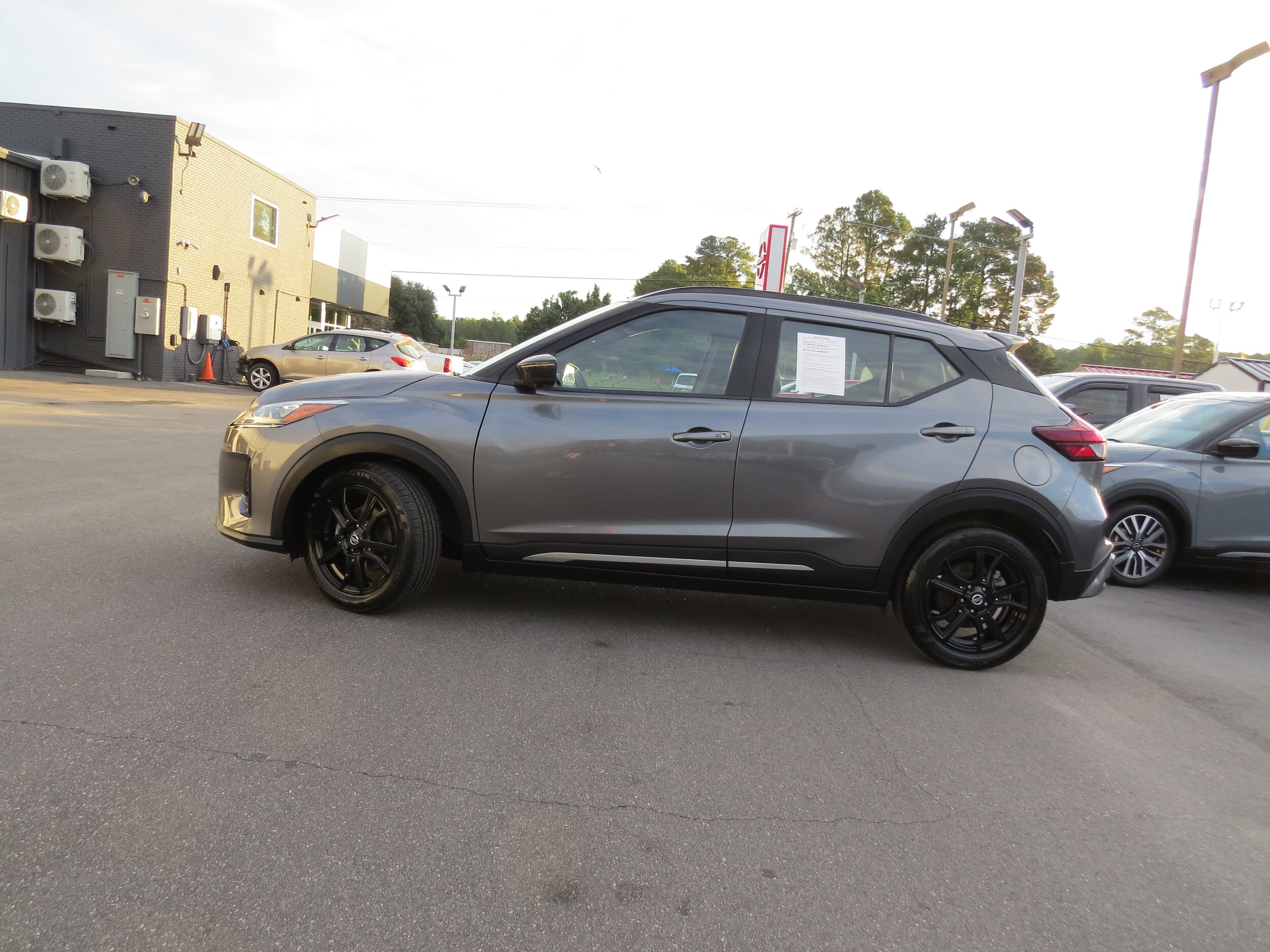 2021 Nissan Kicks SR photo 3