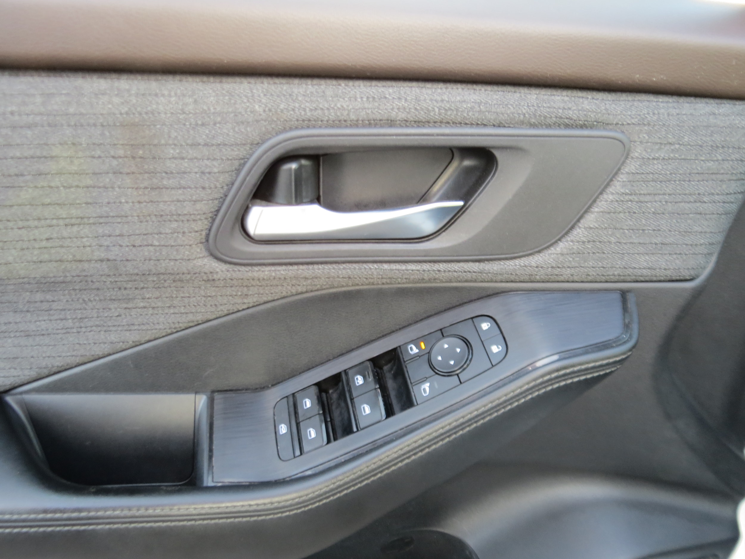 2023 Nissan Rogue SV Pearl White Tricoat at Griffin Nissan