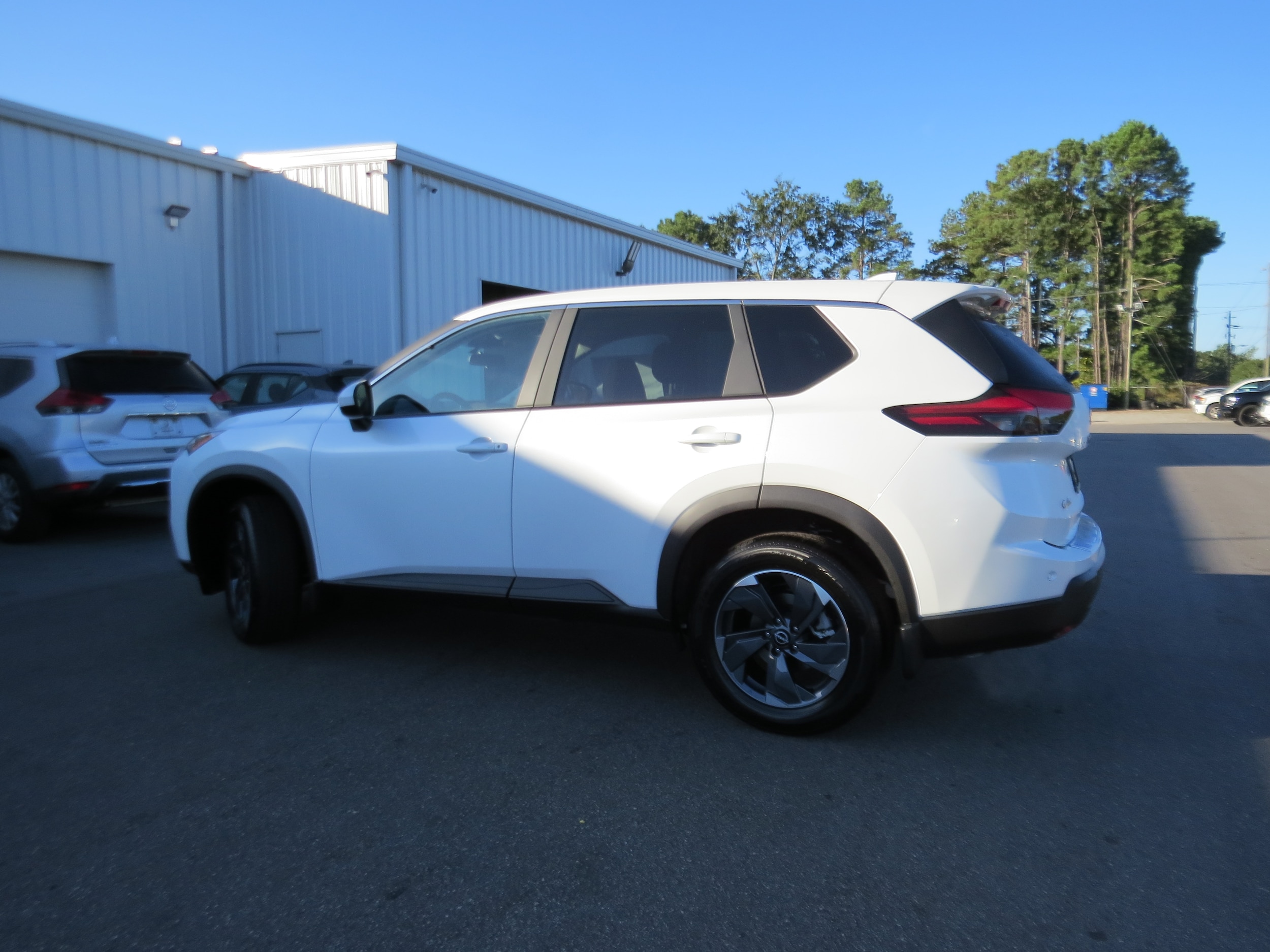 2026 Nissan Rogue SV Everest White Pearl Tricoat at Griffin Nissan