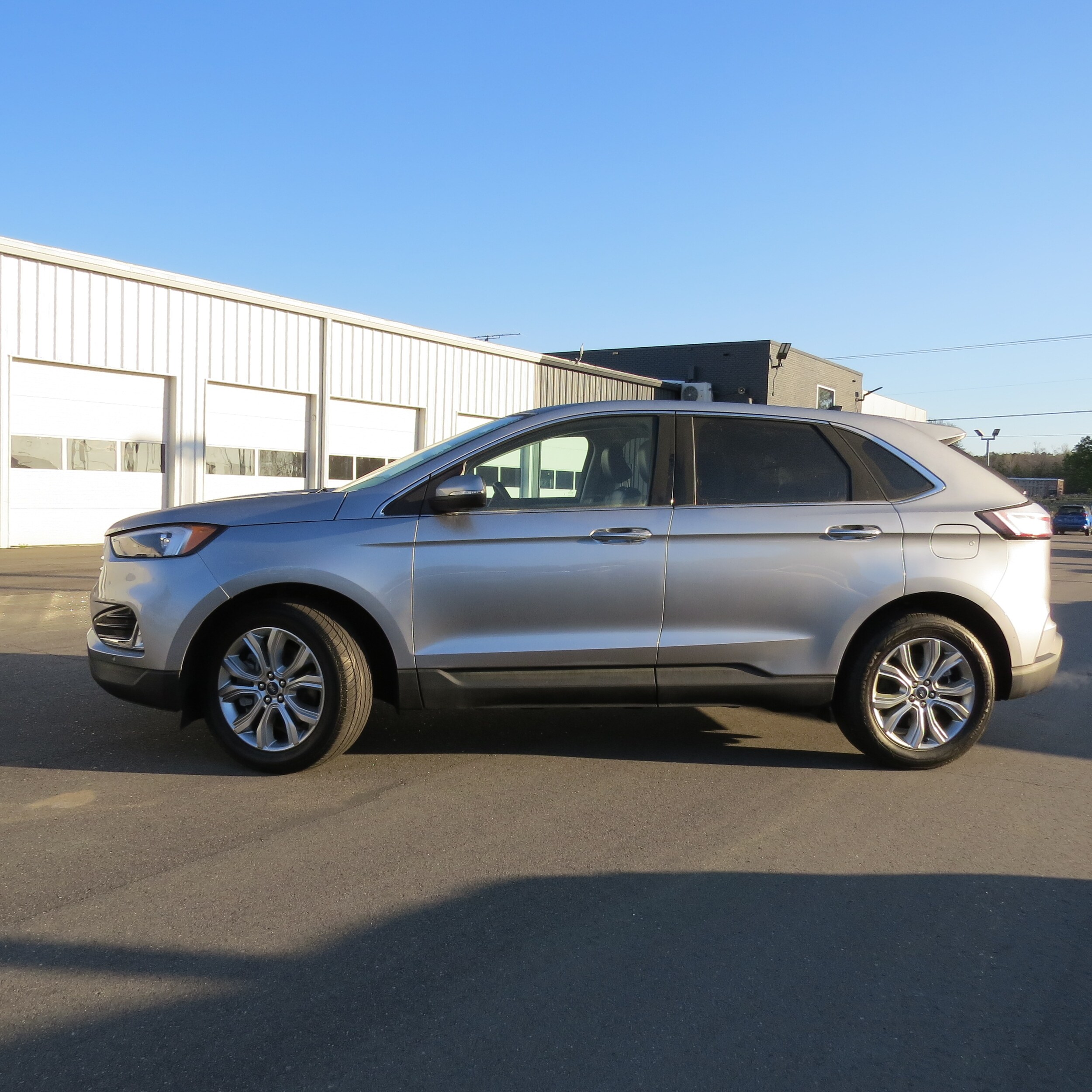 2022 Ford Edge Titanium photo 2