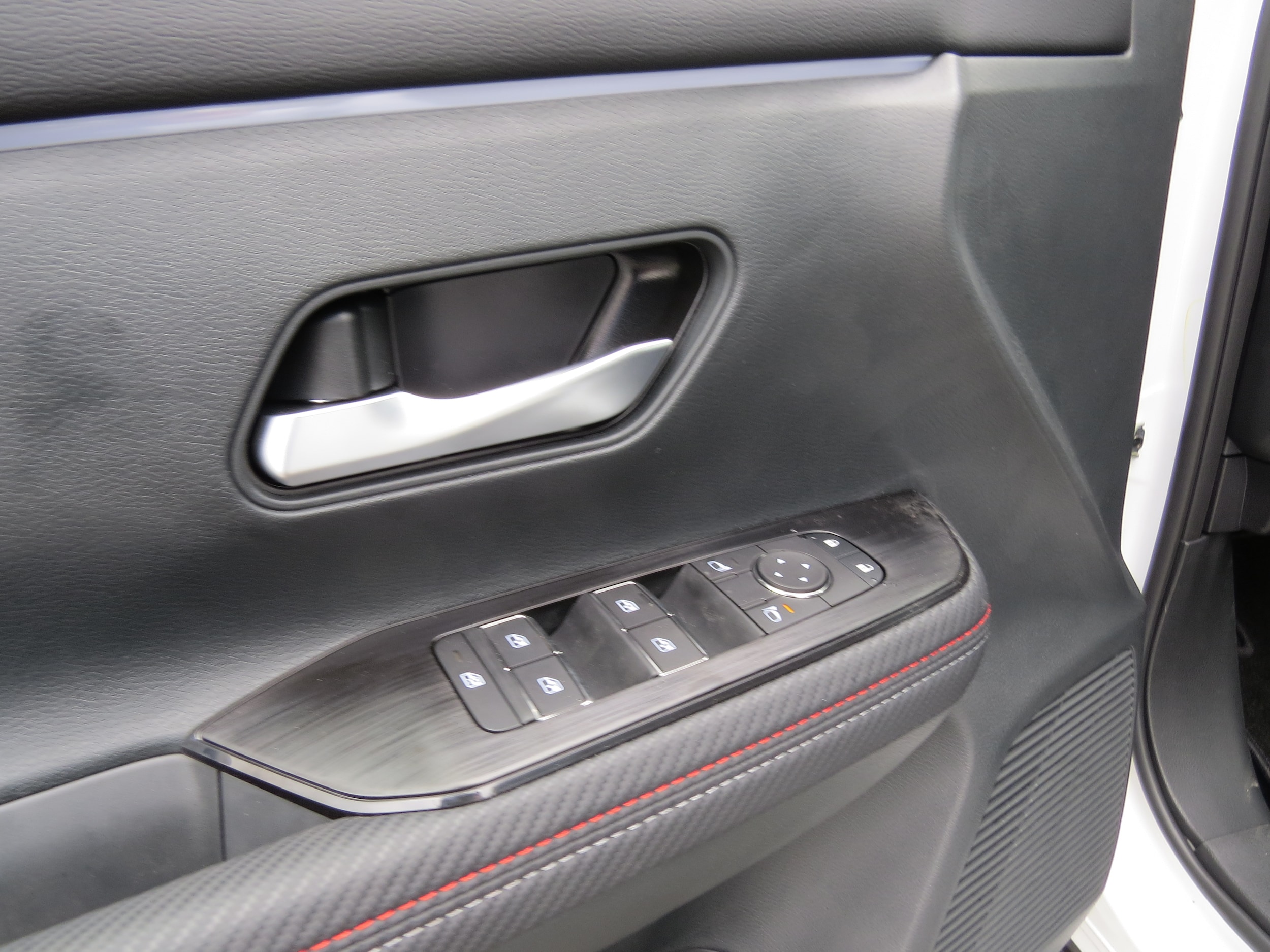 2025 Nissan Kicks SR Aspen White Tricoat/Super Black at Griffin Nissan