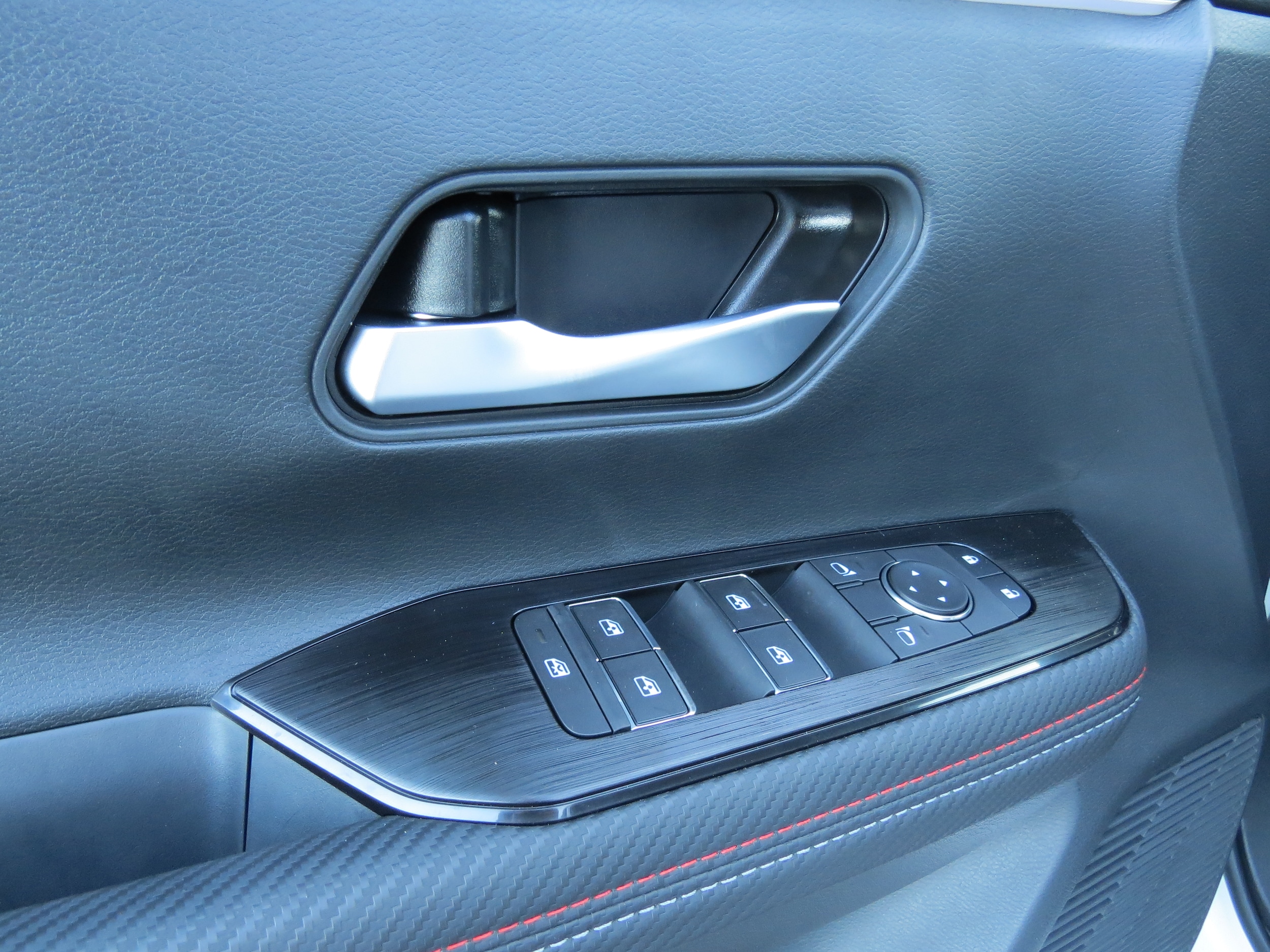 2026 Nissan Kicks SR Aspen White Tricoat/Super Black at Griffin Nissan