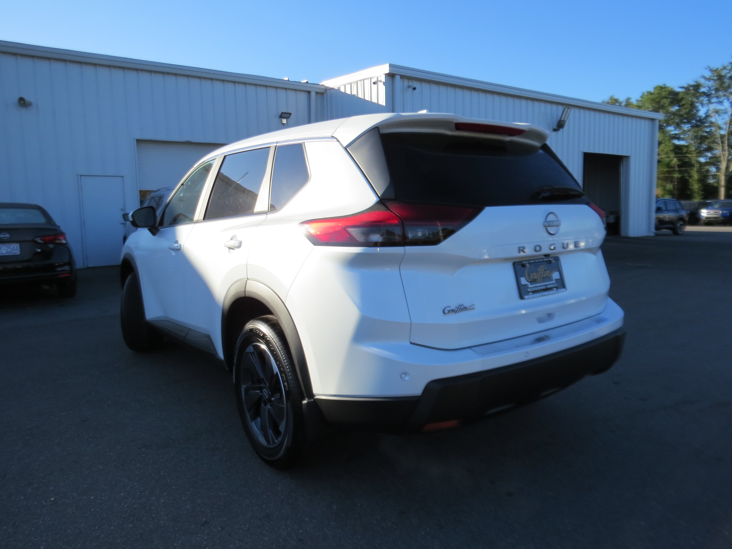 2026 Nissan Rogue SV Everest White Pearl Tricoat at Griffin Nissan