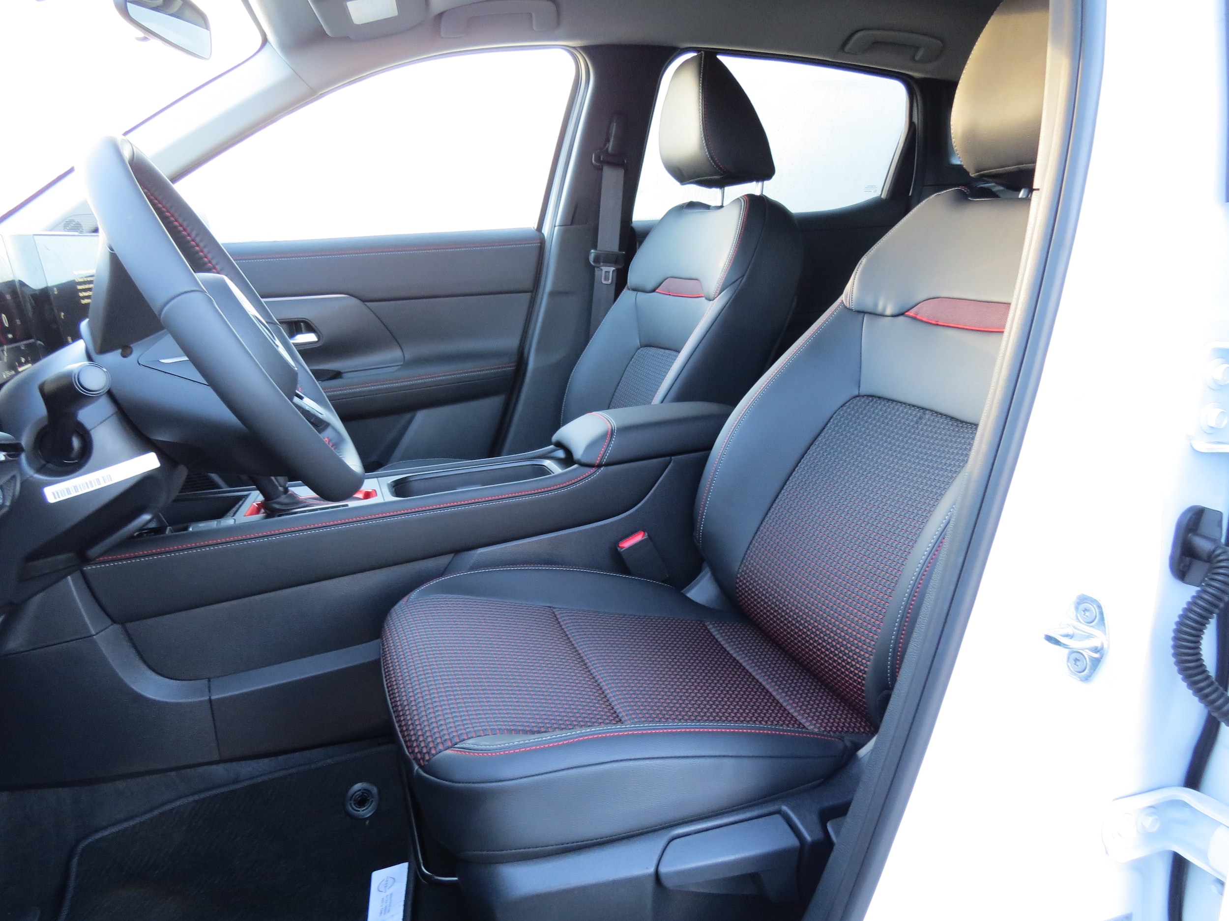 2026 Nissan Kicks SR Aspen White Tricoat/Super Black at Griffin Nissan