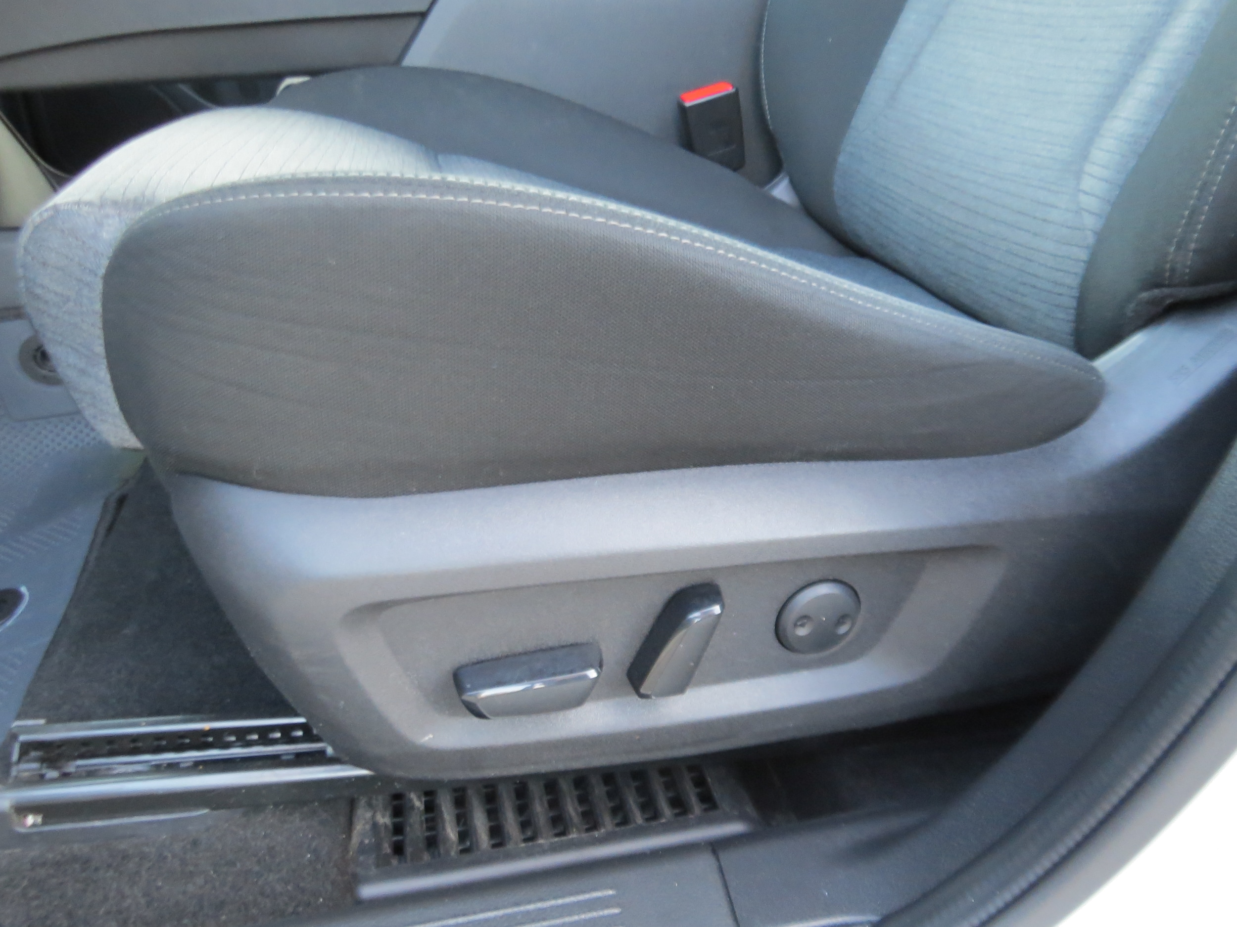 2023 Nissan Rogue SV Pearl White Tricoat at Griffin Nissan