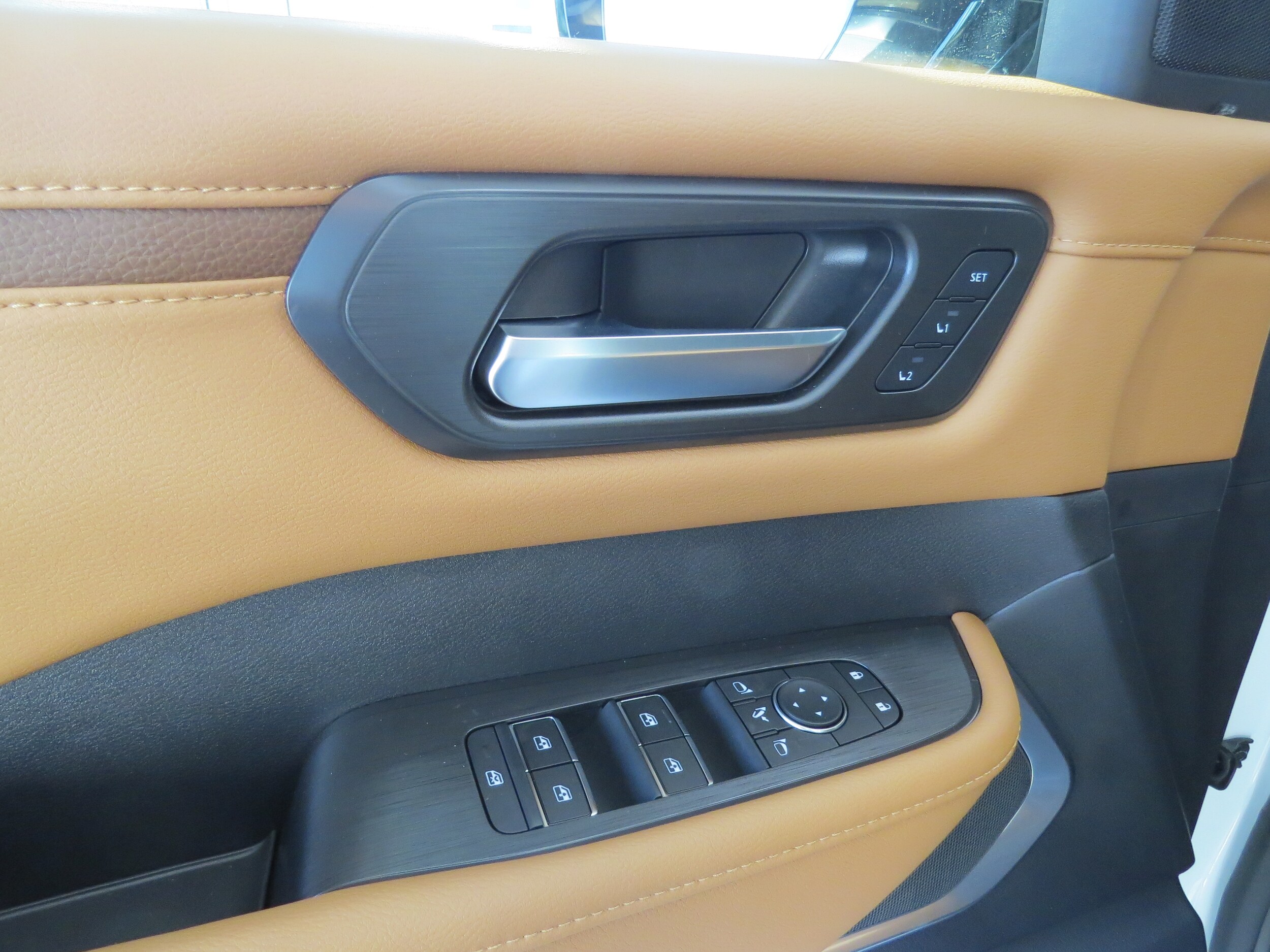 2025 Nissan Armada Platinum Reserve Everest White Pearl Tricoat/Super Black at Griffin Nissan