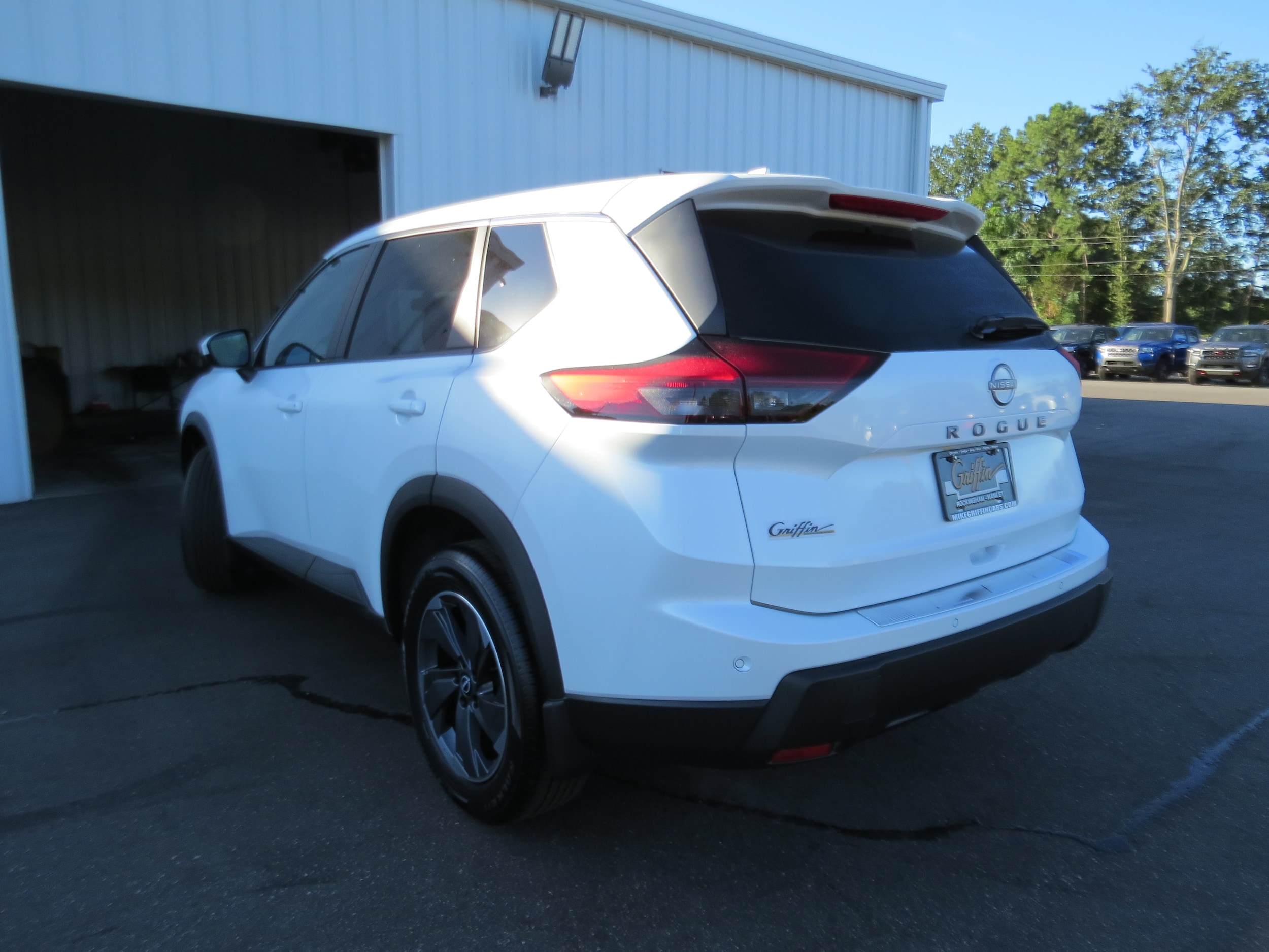 2026 Nissan Rogue SV Everest White Pearl Tricoat at Griffin Nissan