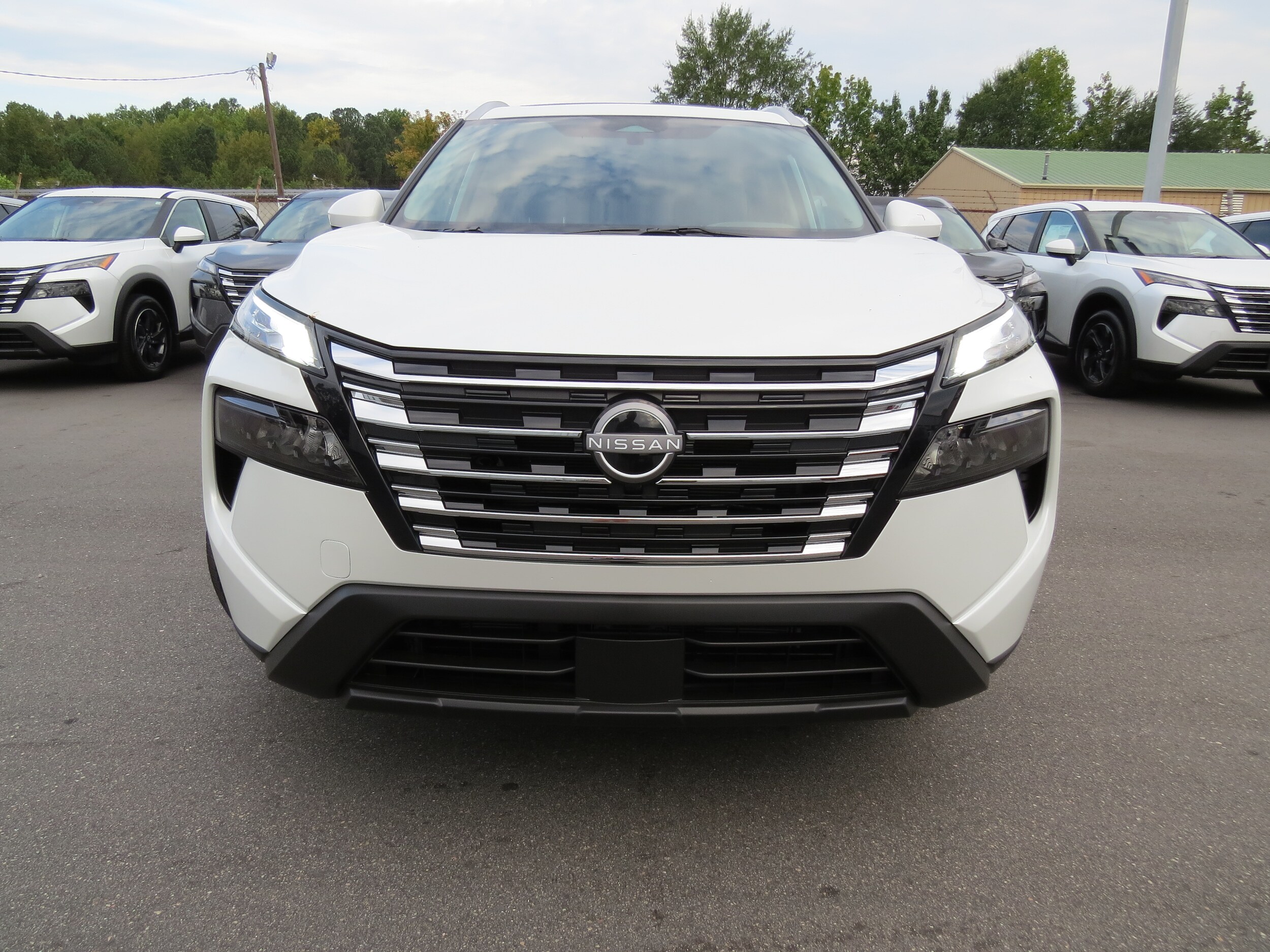 2026 Nissan Rogue SV Everest White Pearl Tricoat at Griffin Nissan