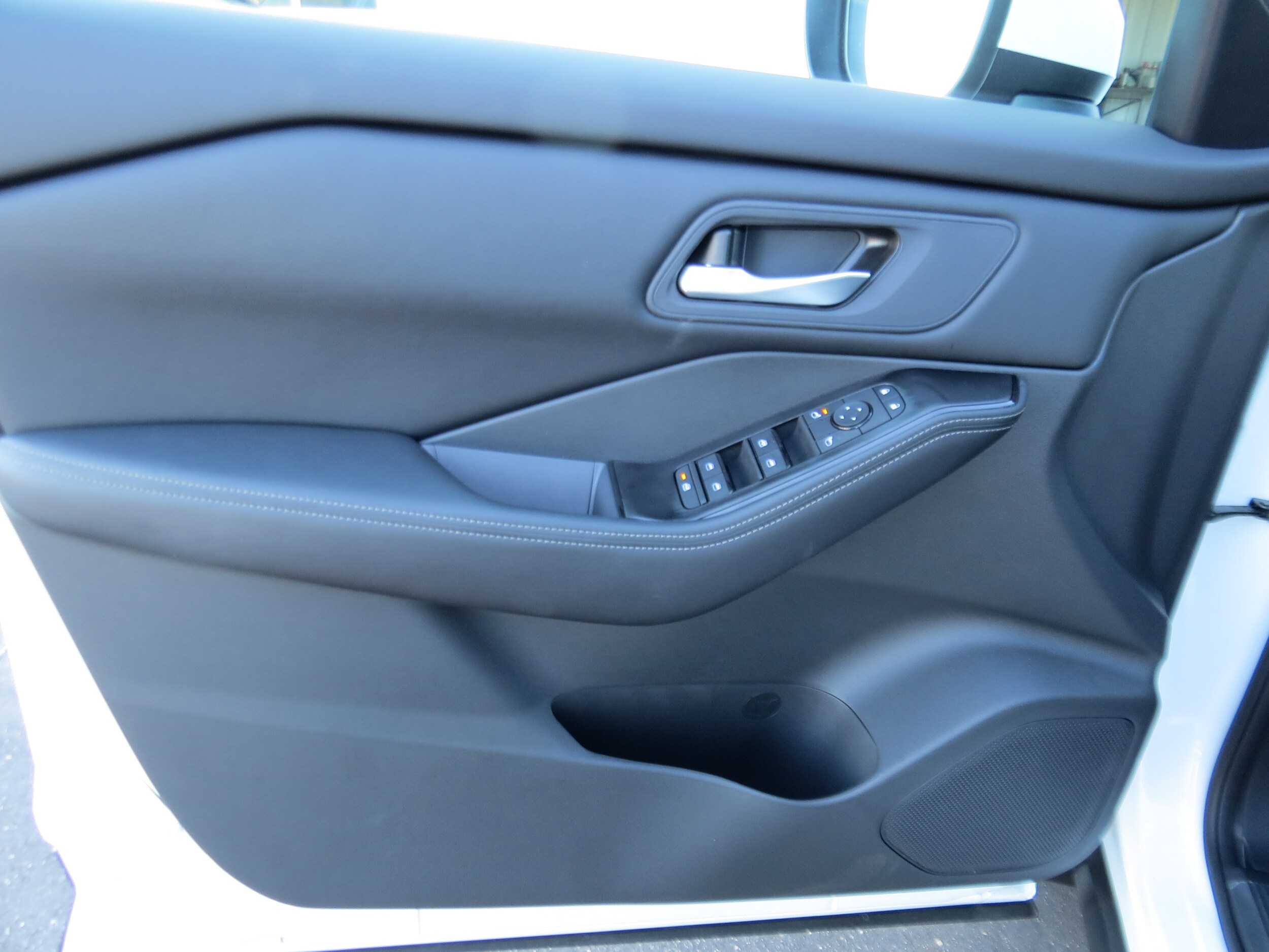 2026 Nissan Rogue SV Everest White Pearl Tricoat at Griffin Nissan