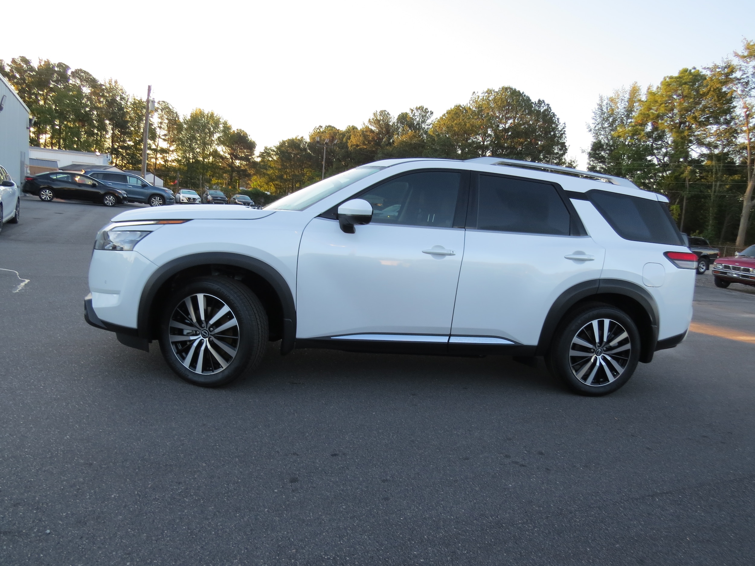 2025 Nissan Pathfinder Platinum Everest White Pearl Tricoat at Griffin Nissan
