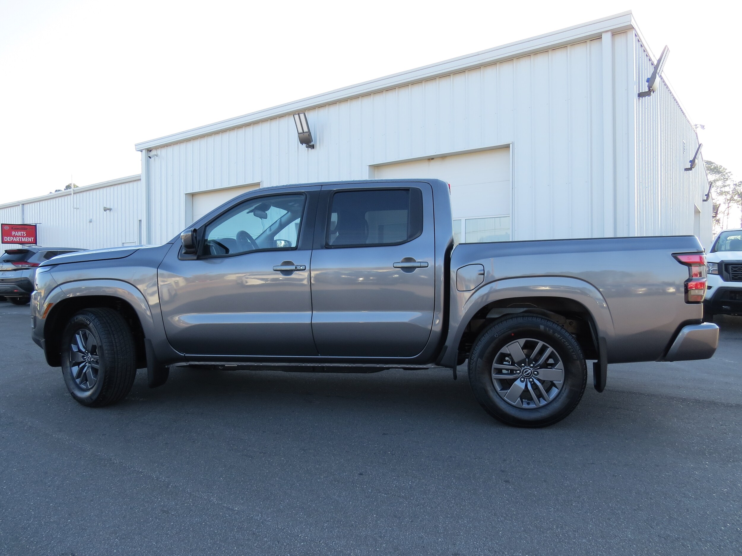 2025 Nissan Frontier SV photo 4