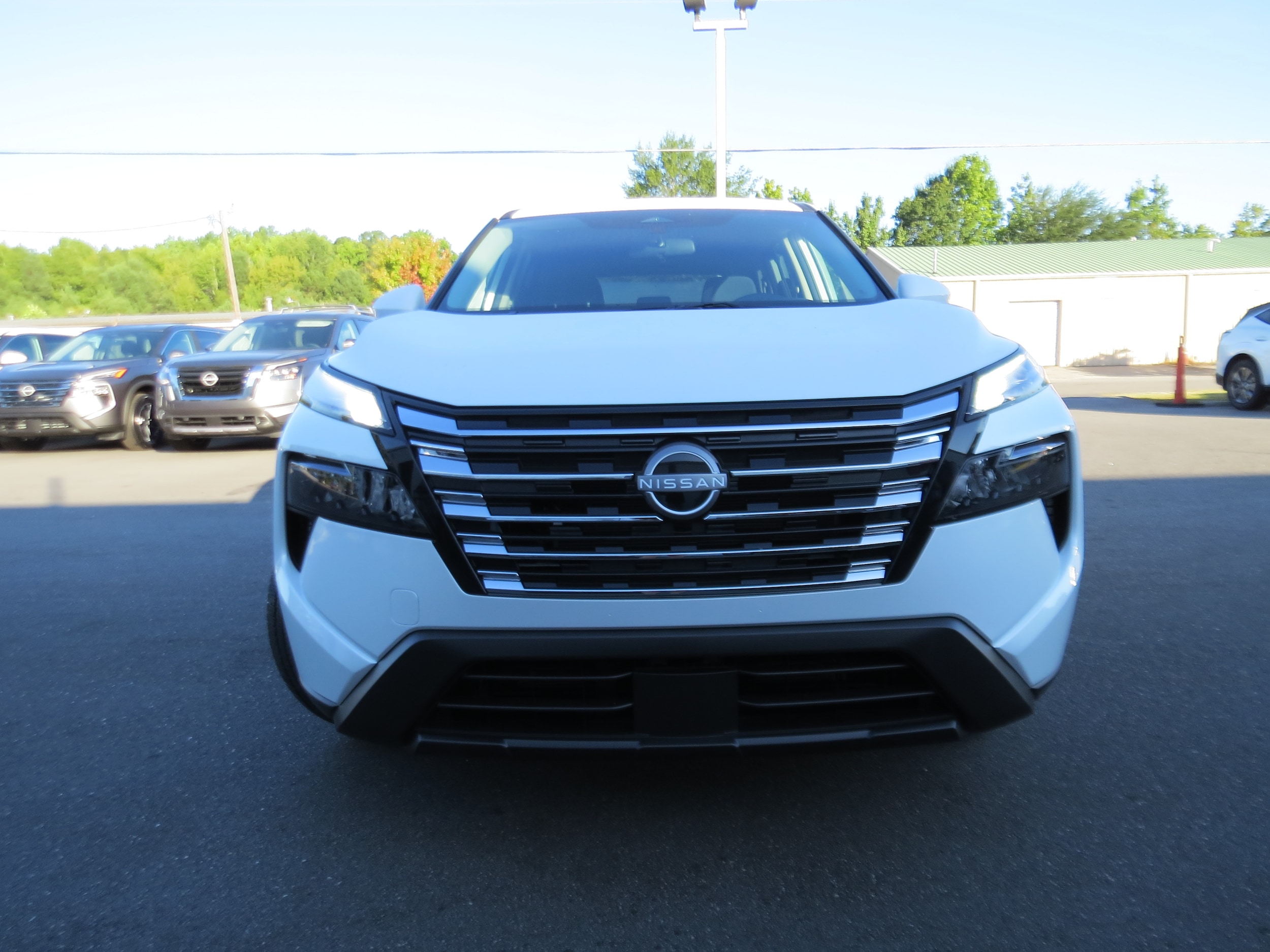 2026 Nissan Rogue SV Everest White Pearl Tricoat at Griffin Nissan