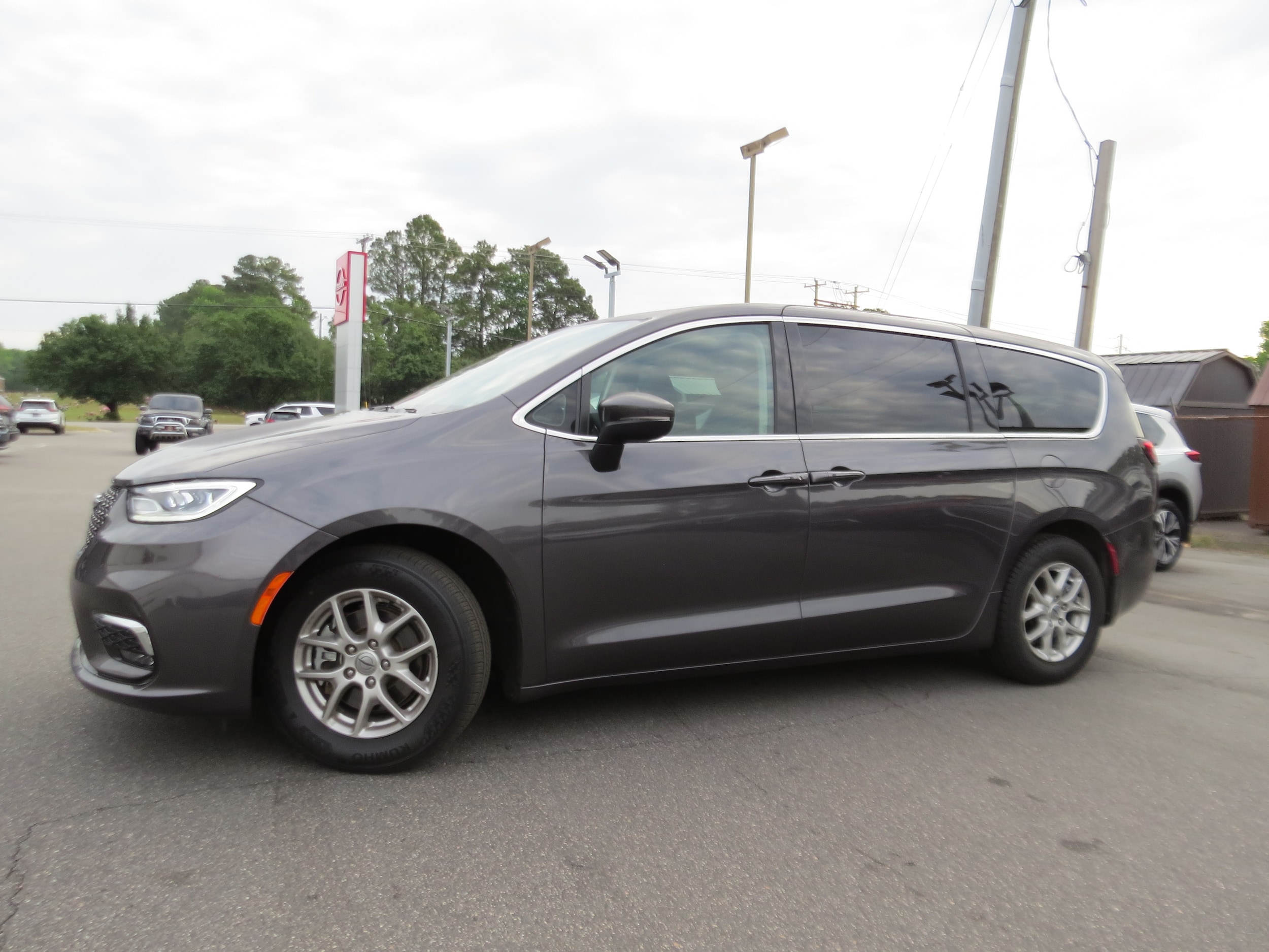 2023 Chrysler Pacifica Touring L Granite Crystal Metallic Clearcoat at Griffin CDJR