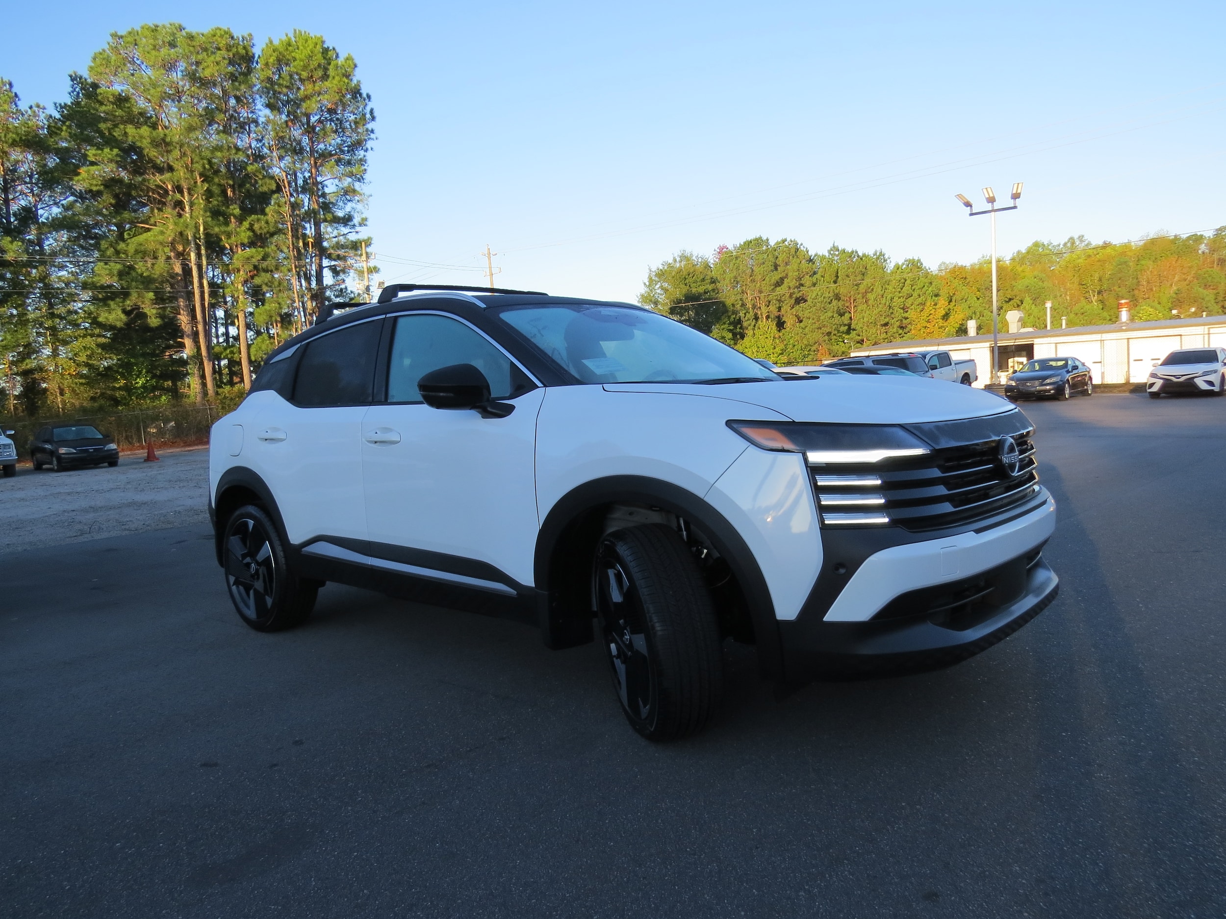 2026 Nissan Kicks SR Aspen White Tricoat/Super Black at Griffin Nissan