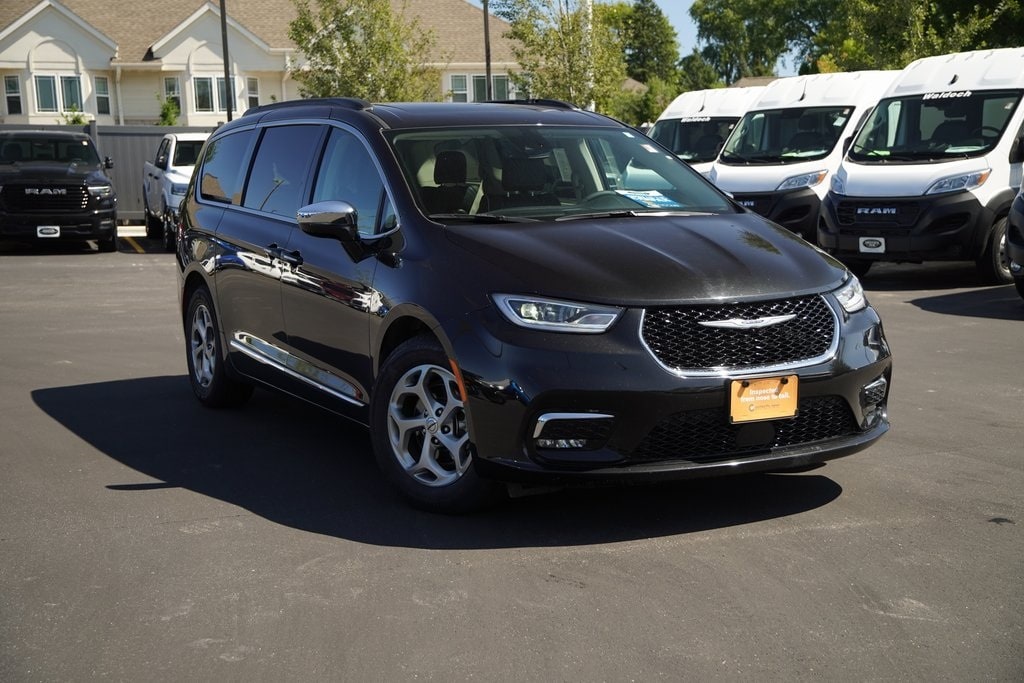 Certified 2023 Chrysler Pacifica Limited with VIN 2C4RC1GG0PR533621 for sale in Milwaukee, WI