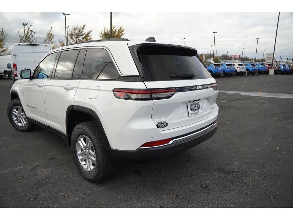 2025 Jeep Grand Cherokee Laredo photo 2