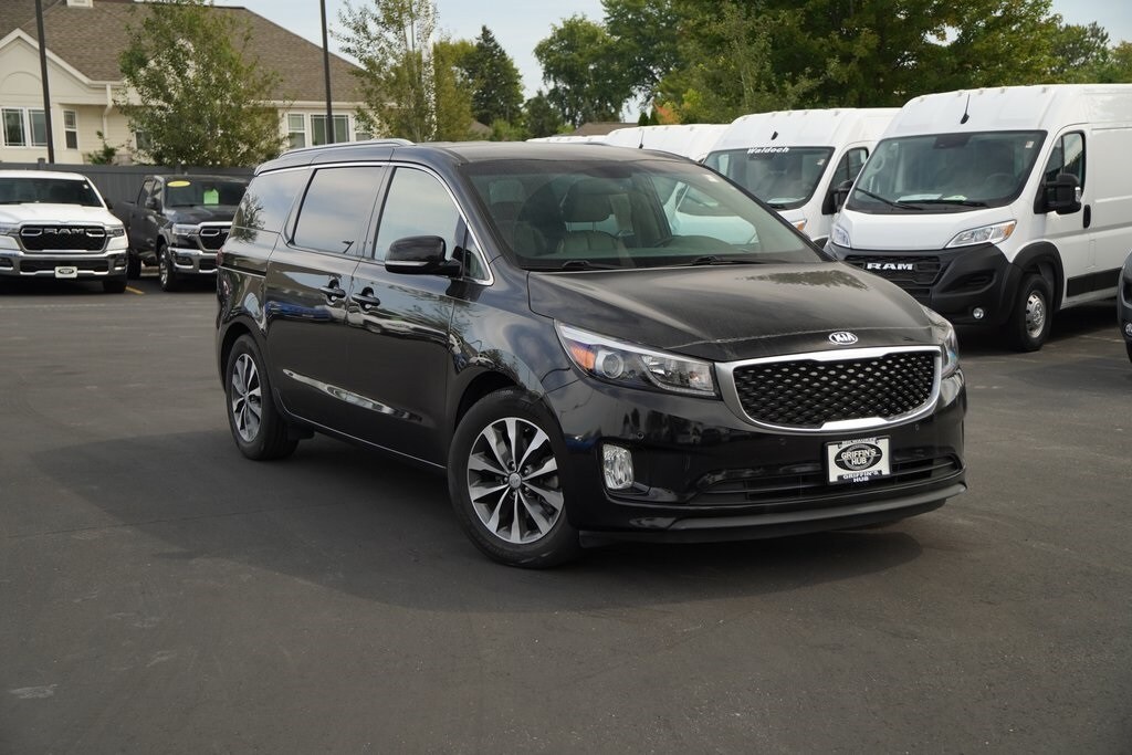 Used 2018 Kia Sedona SX with VIN KNDMC5C17J6389051 for sale in Milwaukee, WI