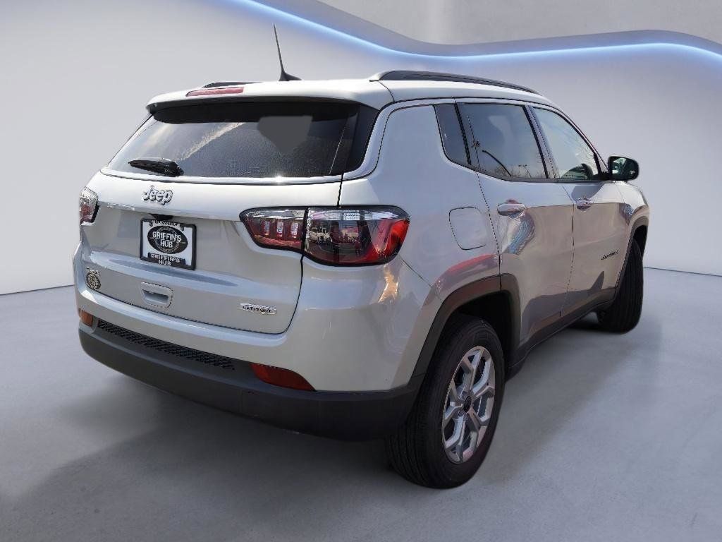2025 Jeep Compass Latitude photo 3