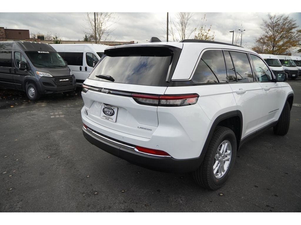 2025 Jeep Grand Cherokee Laredo photo 3
