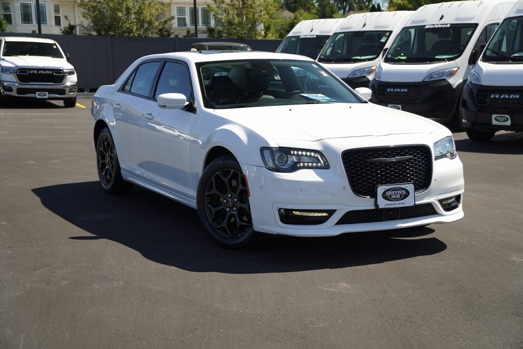 Used 2022 Chrysler 300 Touring L with VIN 2C3CCASG5NH241595 for sale in Milwaukee, WI