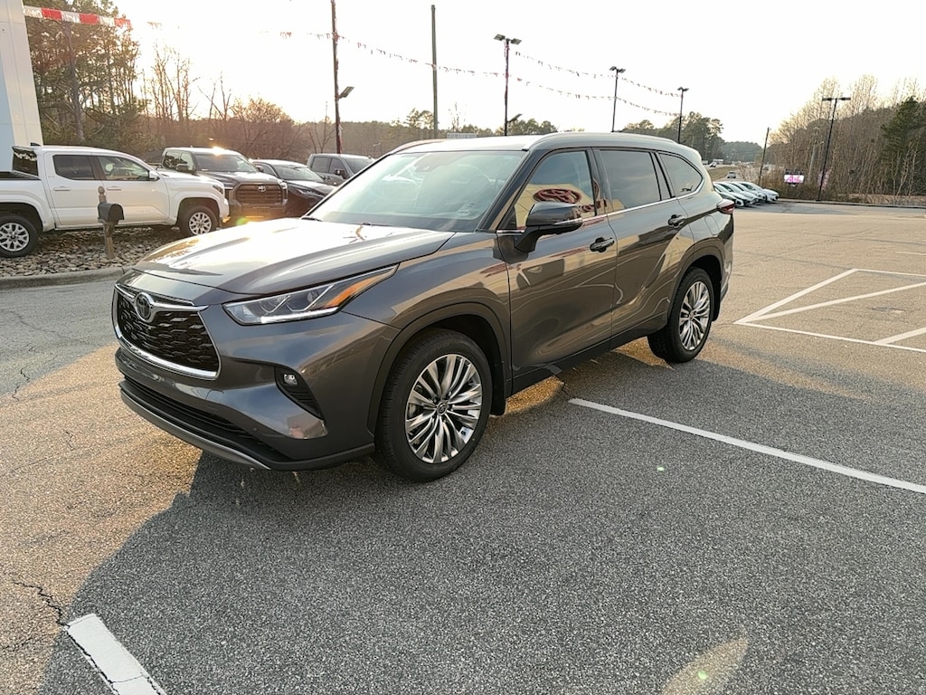 Used 2024 Toyota Highlander LE SUV