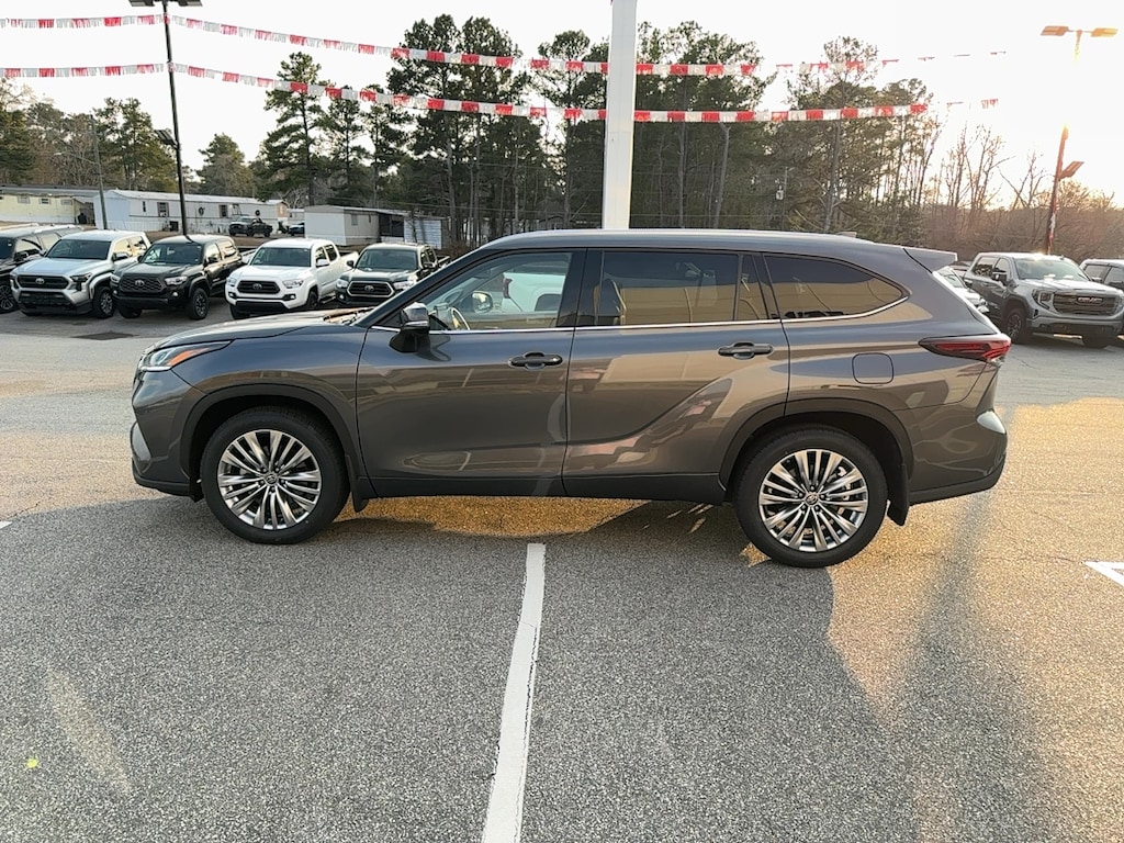Used 2024 Toyota Highlander LE SUV