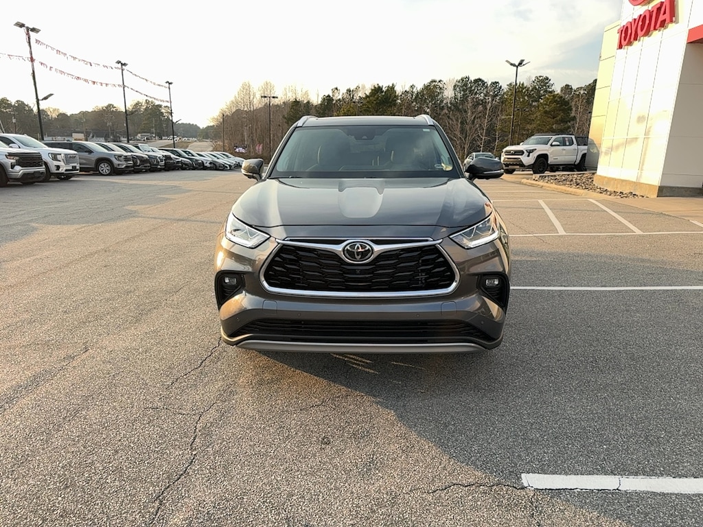 Used 2024 Toyota Highlander LE SUV
