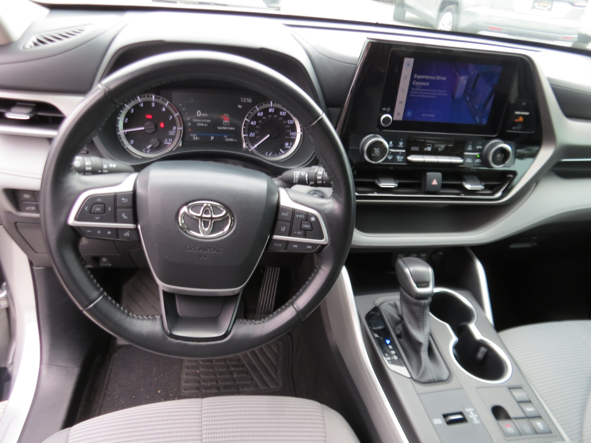 2023 Toyota Highlander LE - Photo 19