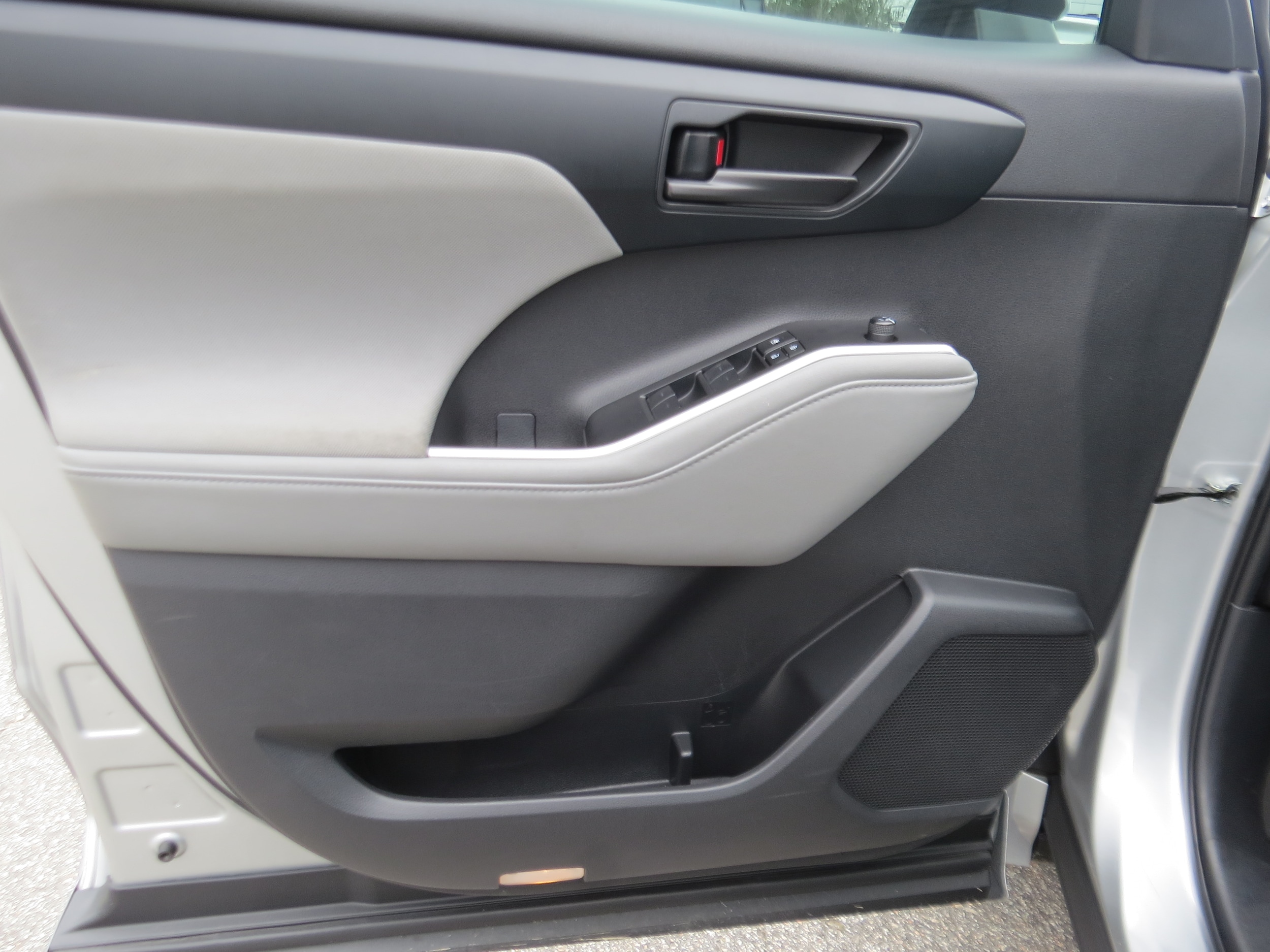 2023 Toyota Highlander LE - Photo 17
