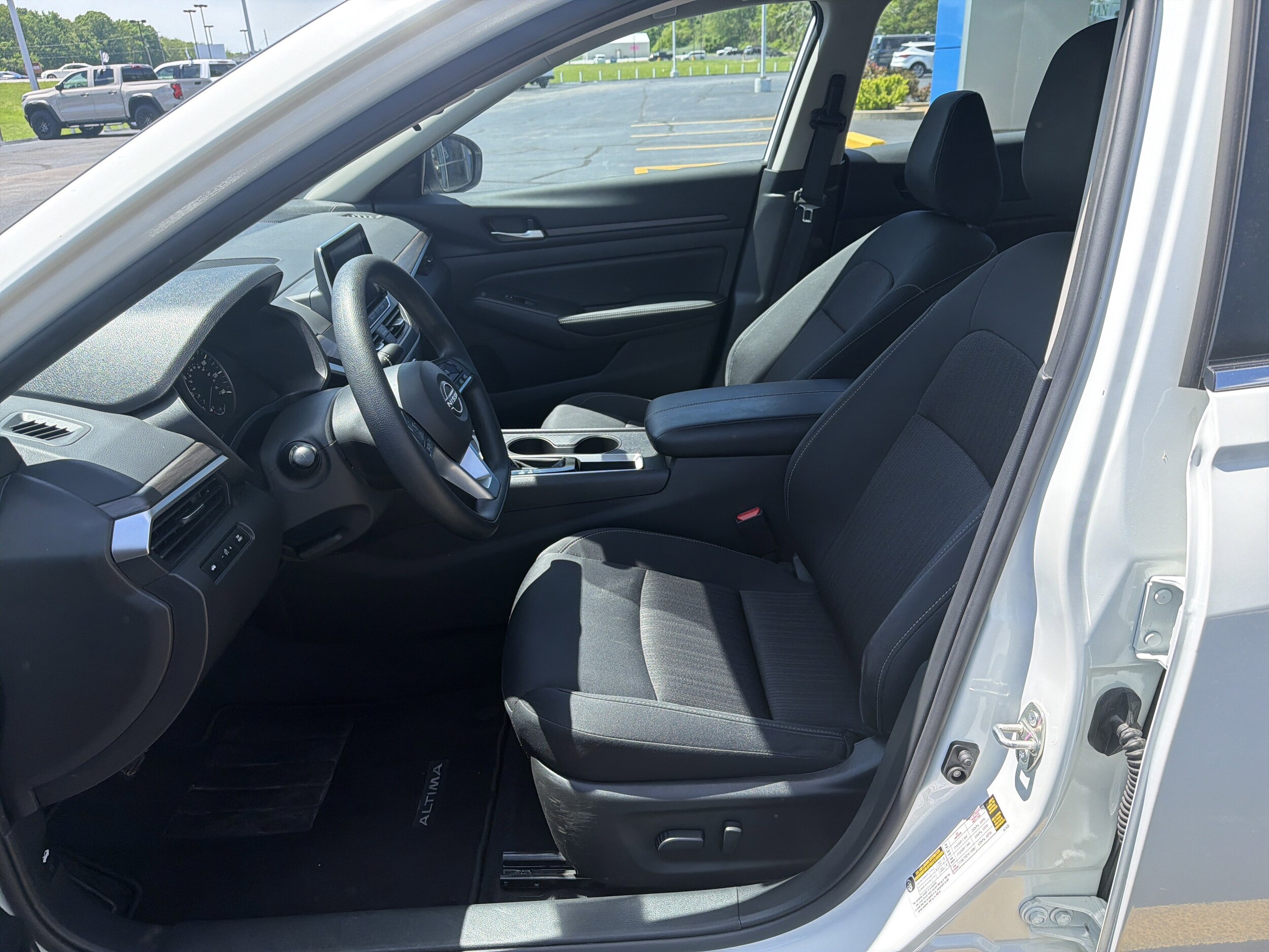 2025 Nissan Altima SV - Photo 14