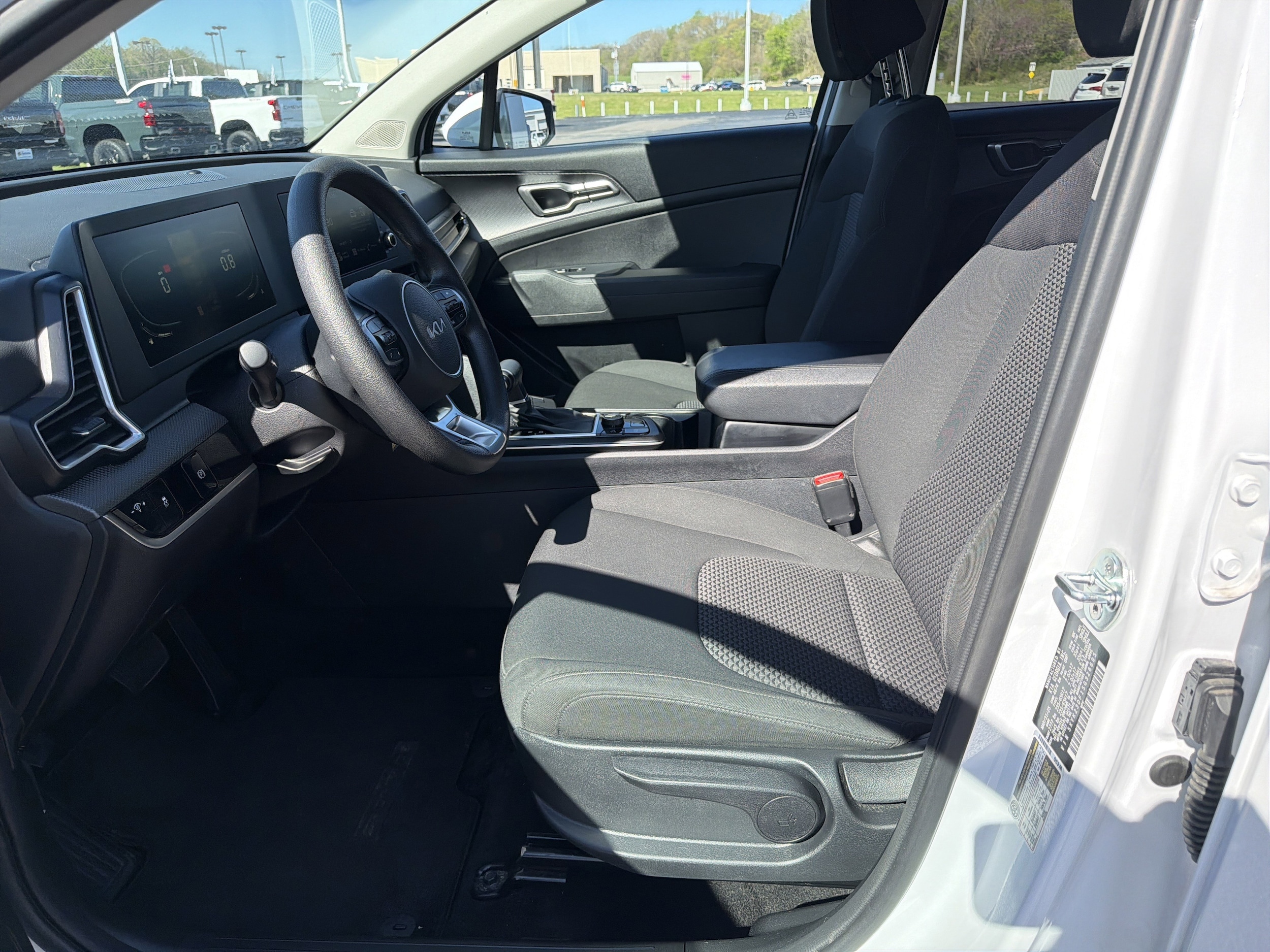 2025 Kia Sportage LX - Photo 14