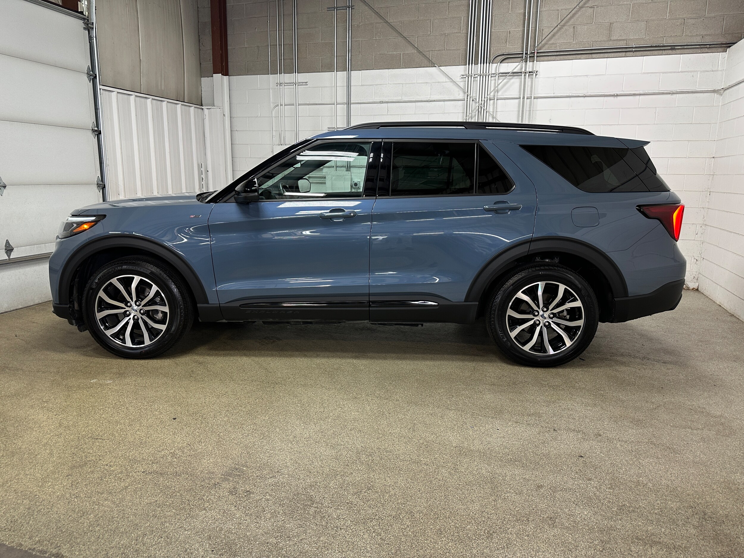 2025 Ford Explorer ST-Line photo 3