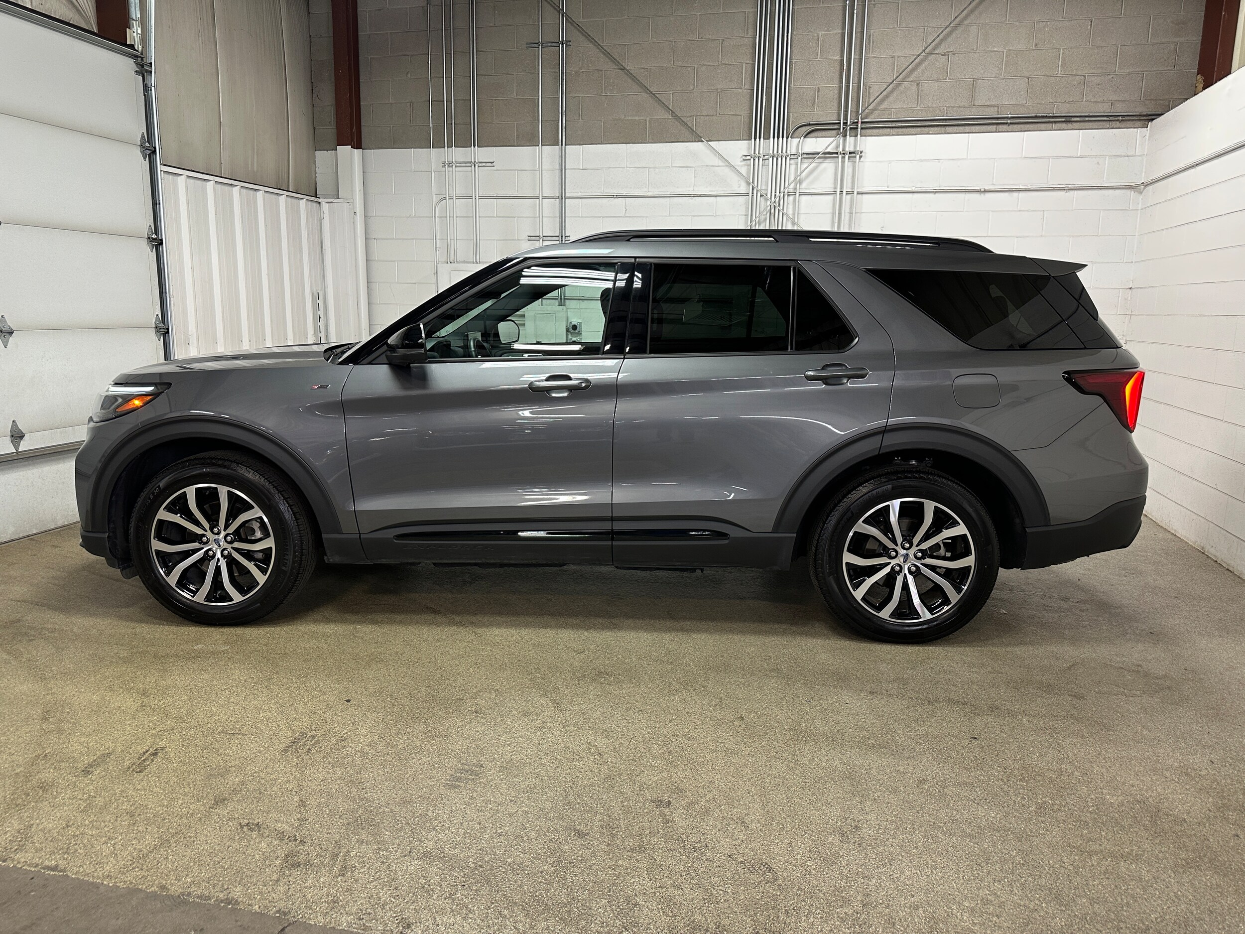 2025 Ford Explorer ST-Line photo 2