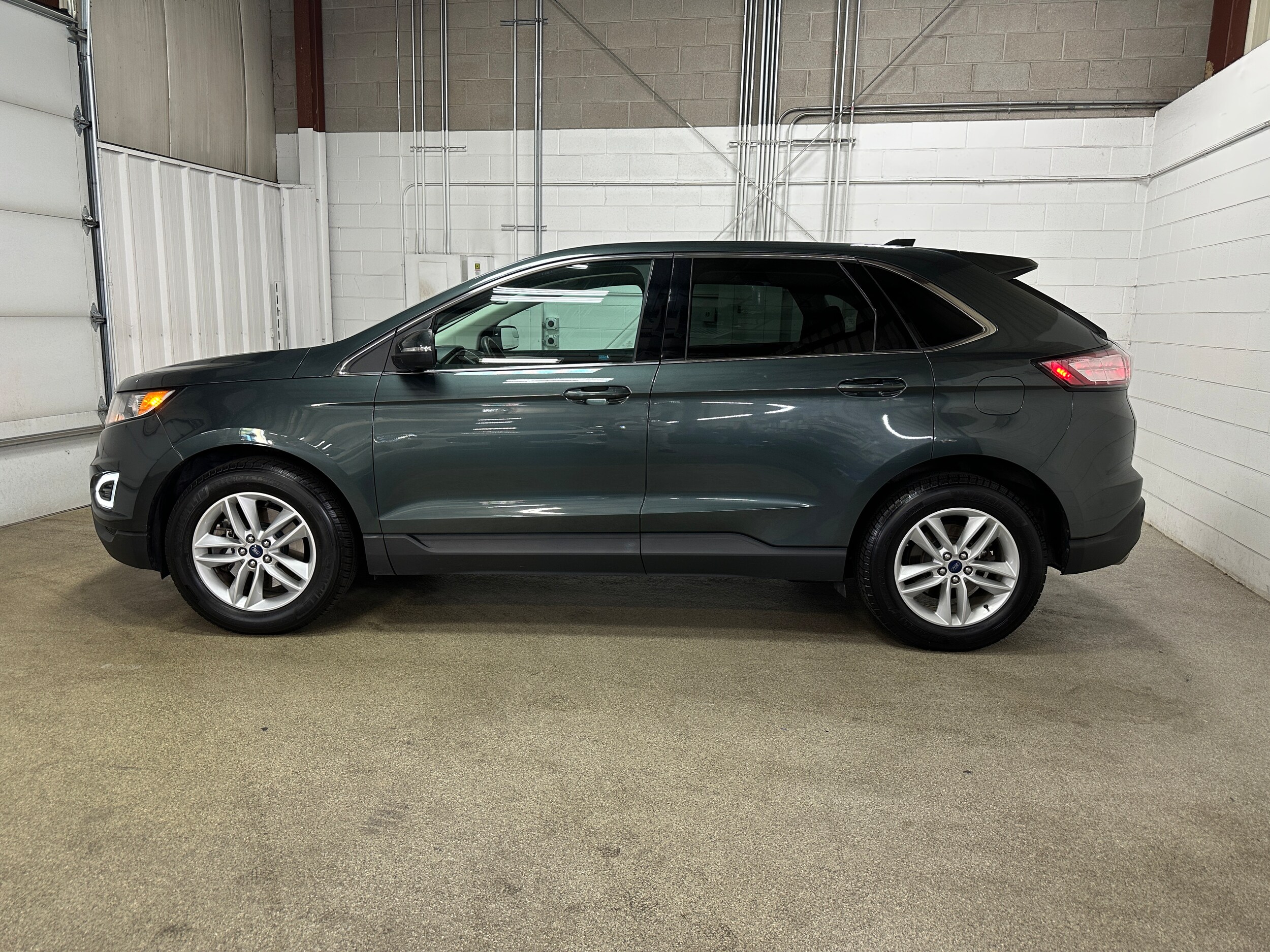 2015 Ford Edge SEL photo 2