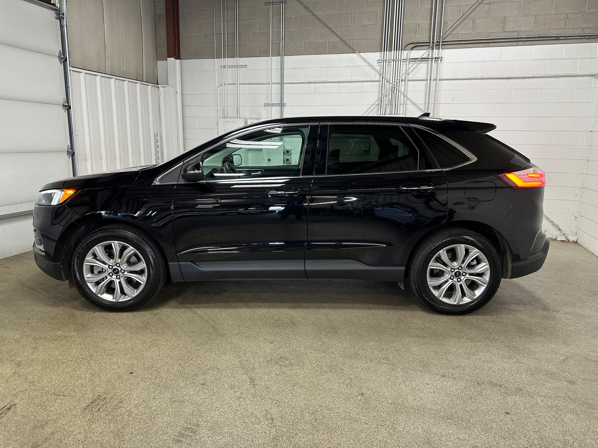 2024 Ford Edge Titanium photo 2