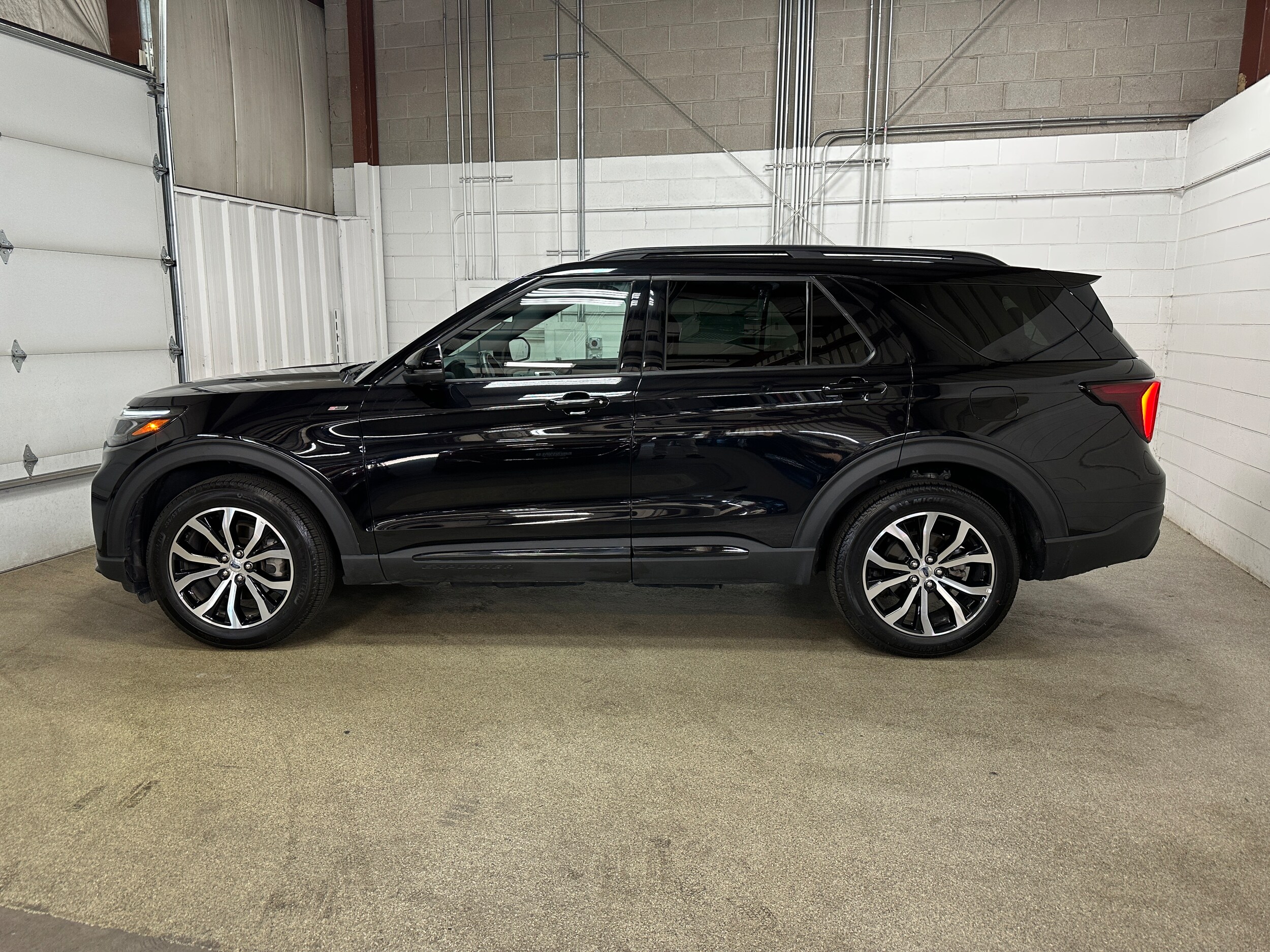 2025 Ford Explorer ST-Line photo 3