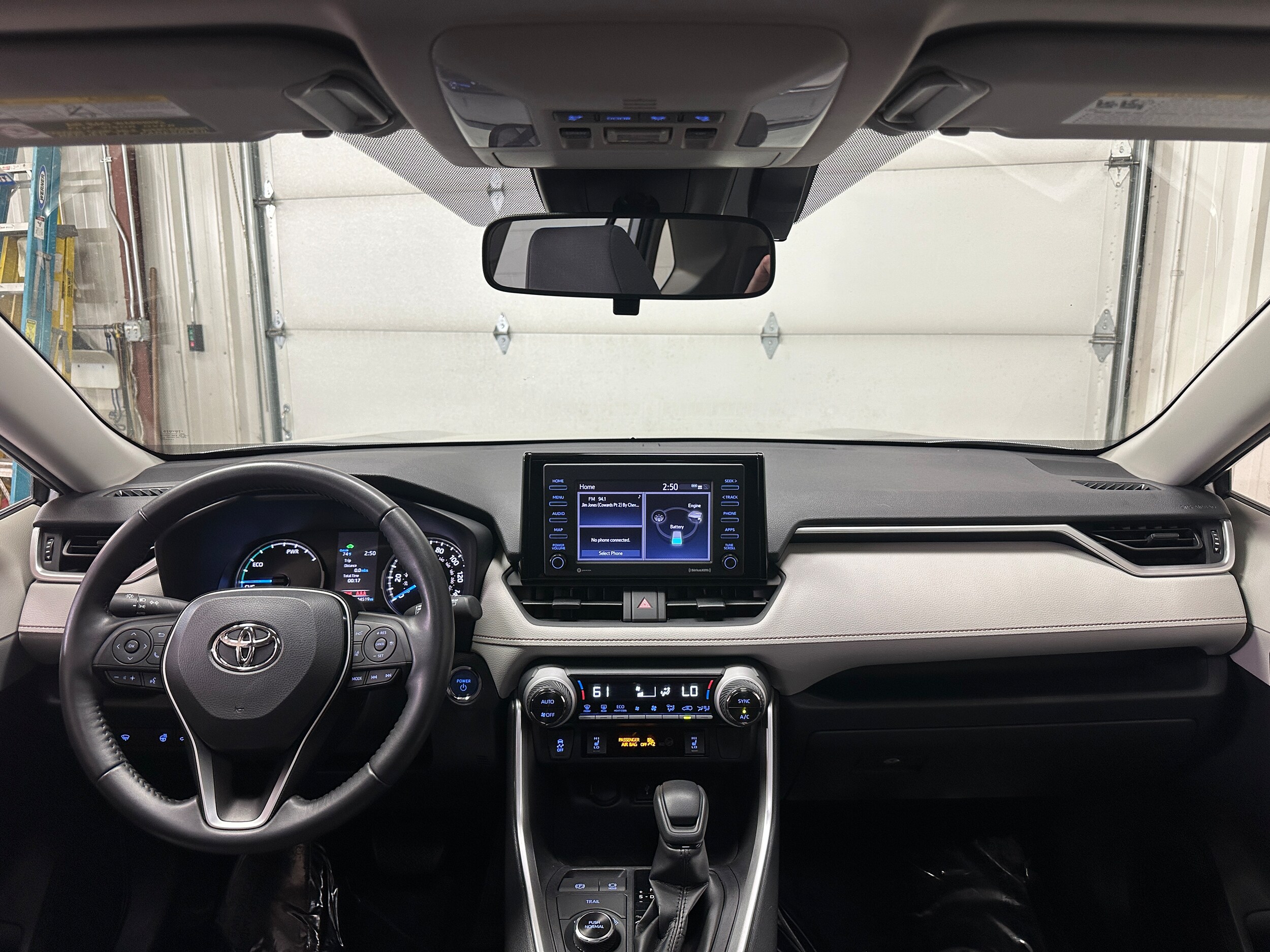 2022 Toyota RAV4 Hybrid XLE photo 2