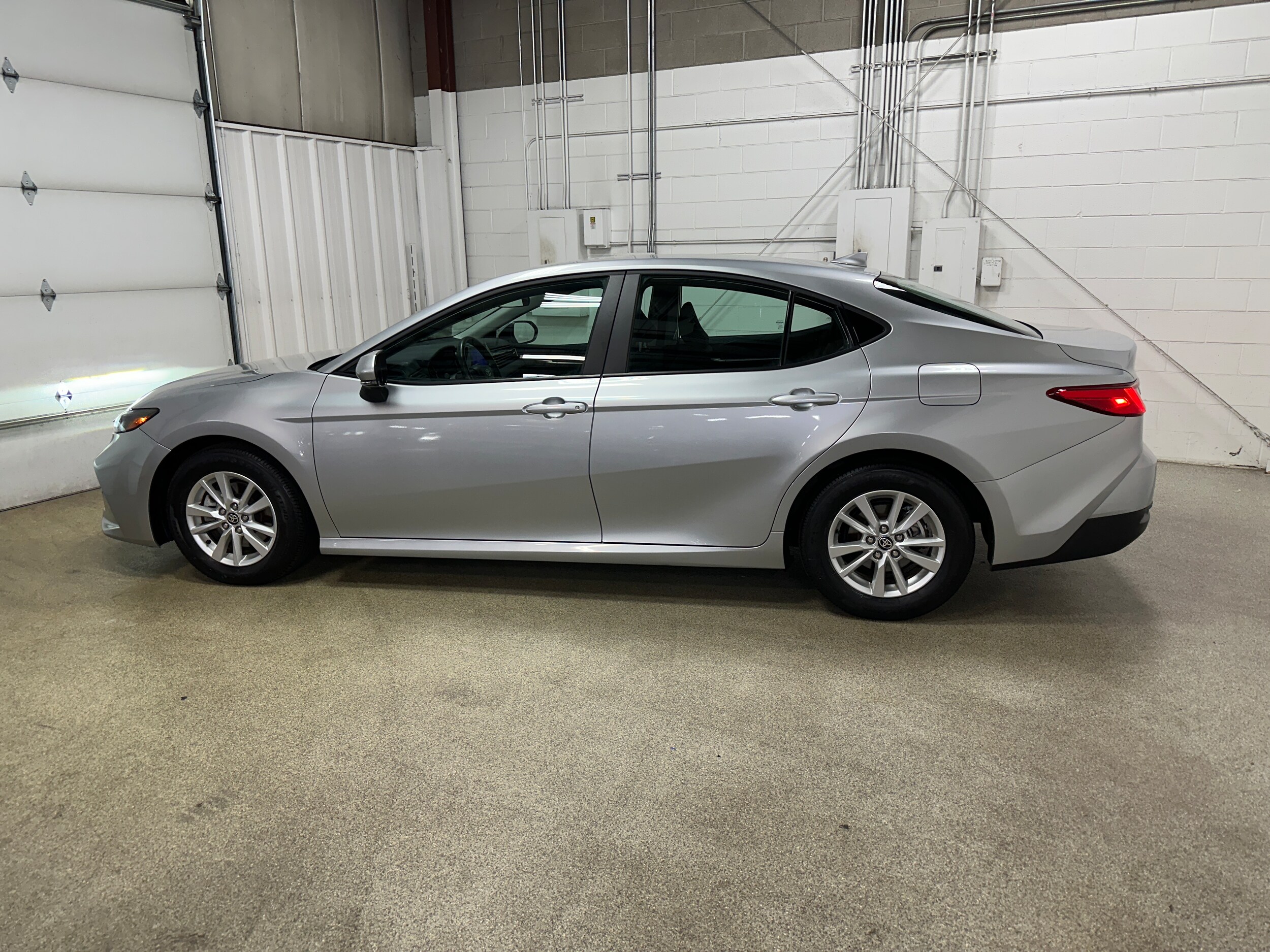 2025 Toyota Camry LE photo 4