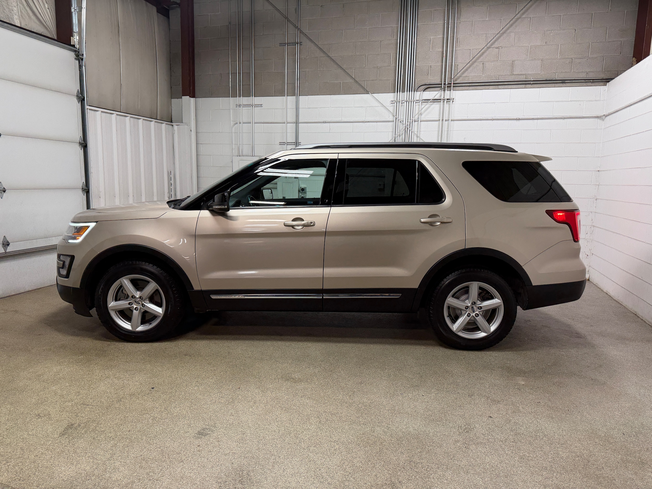 2017 Ford Explorer XLT photo 3